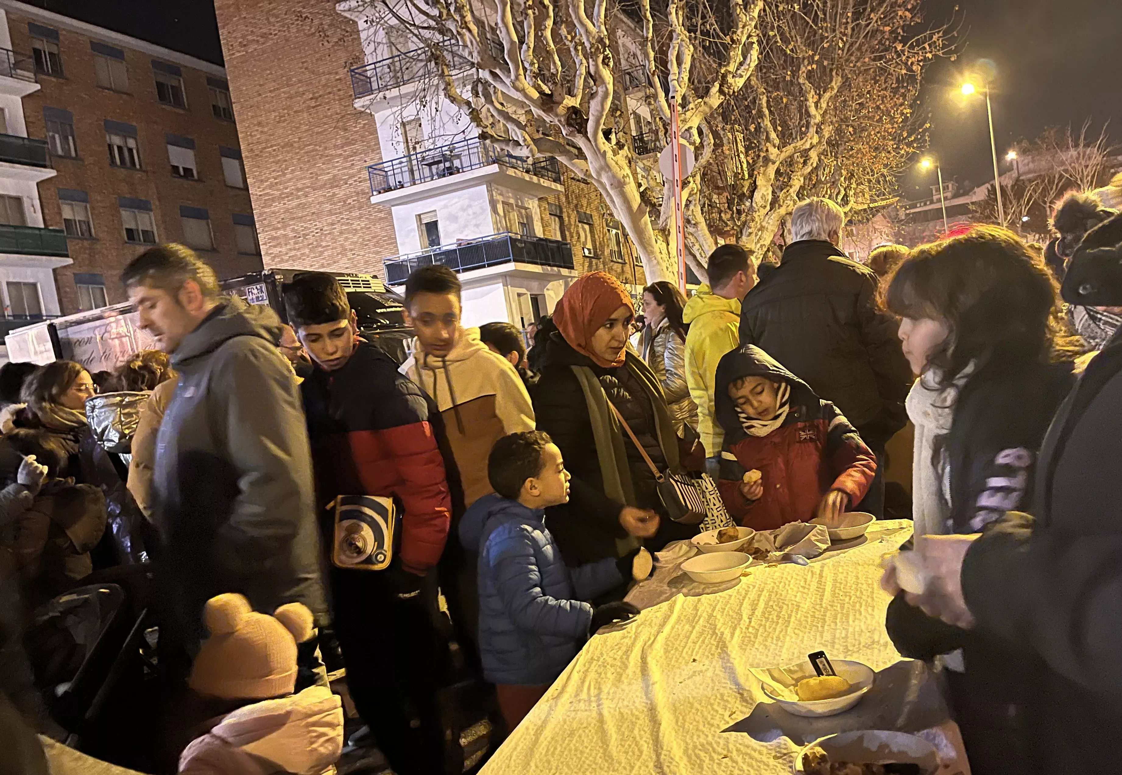 Reparto de patatas y longaniza. Foto Mercedes Manterola