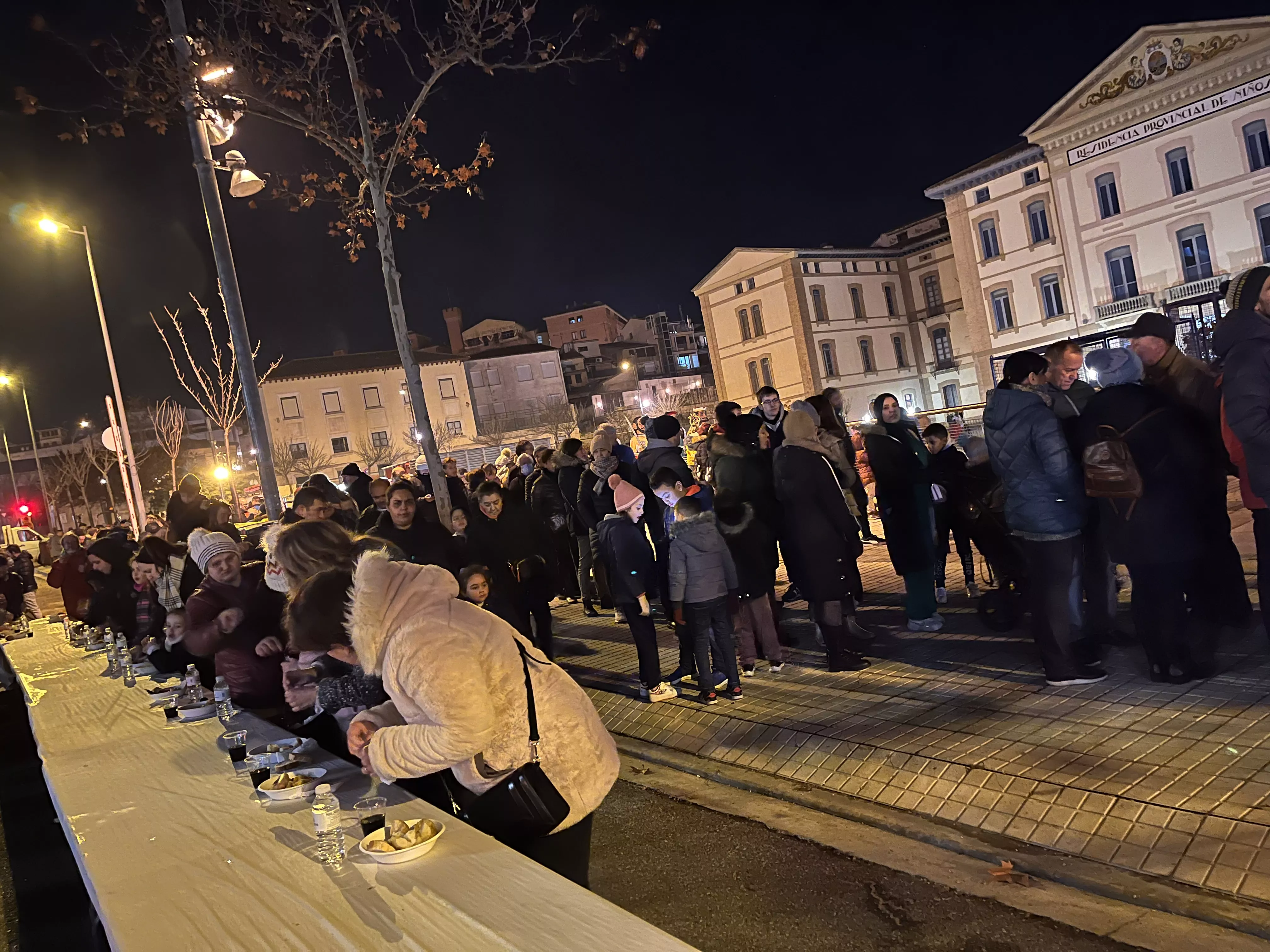 Reparto de patatas y longaniza. Foto Mercedes Manterola