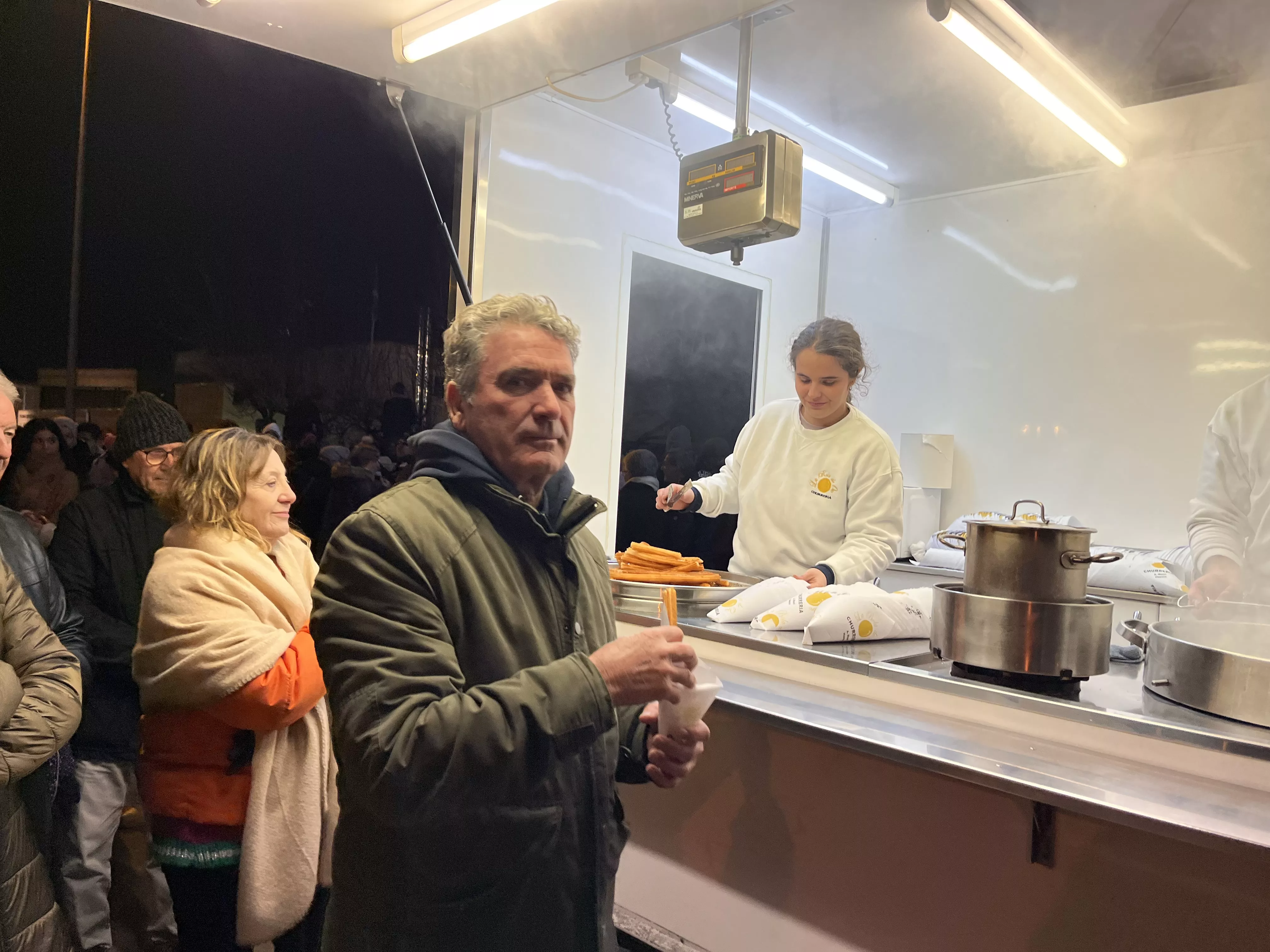 Reparto de churros junto a la hoguera de San Vicente. Foto Mercedes Manterola