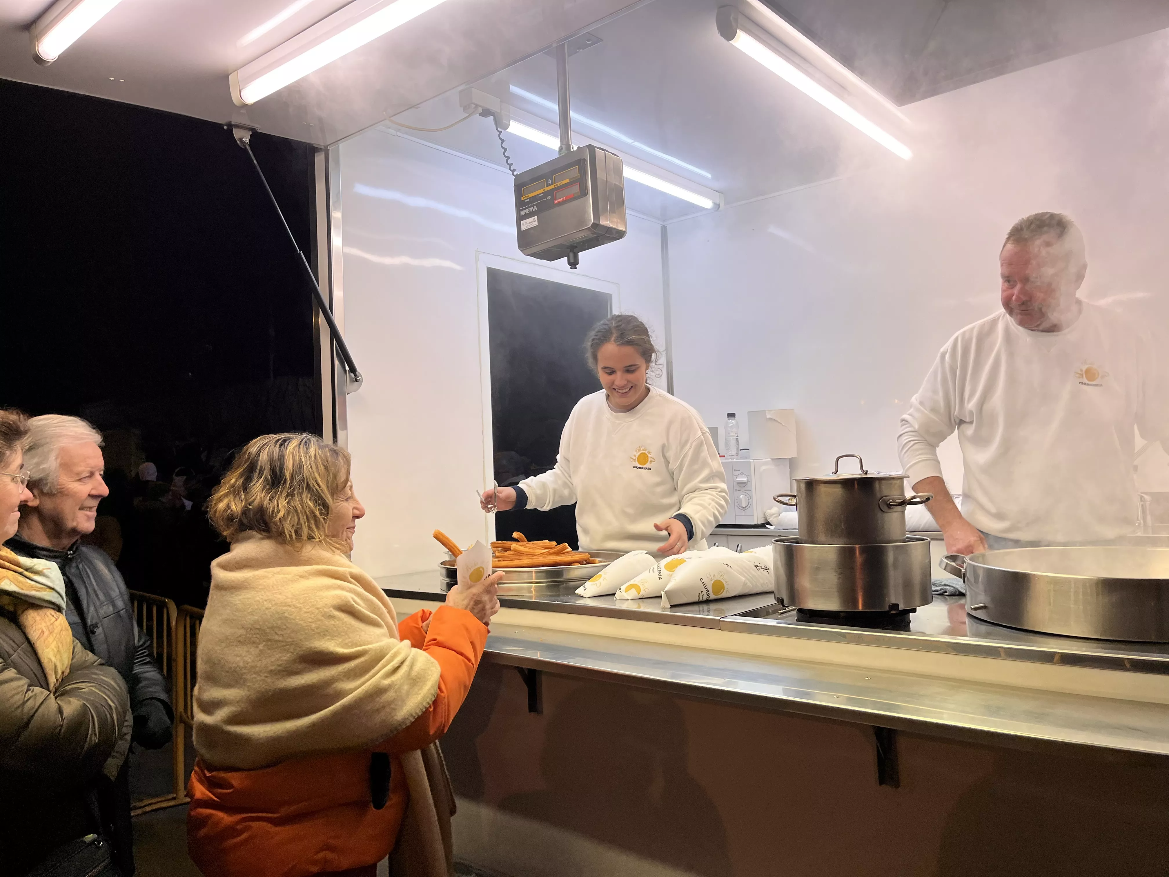 Reparto de churros junto a la hoguera de San Vicente. Foto Mercedes Manterola