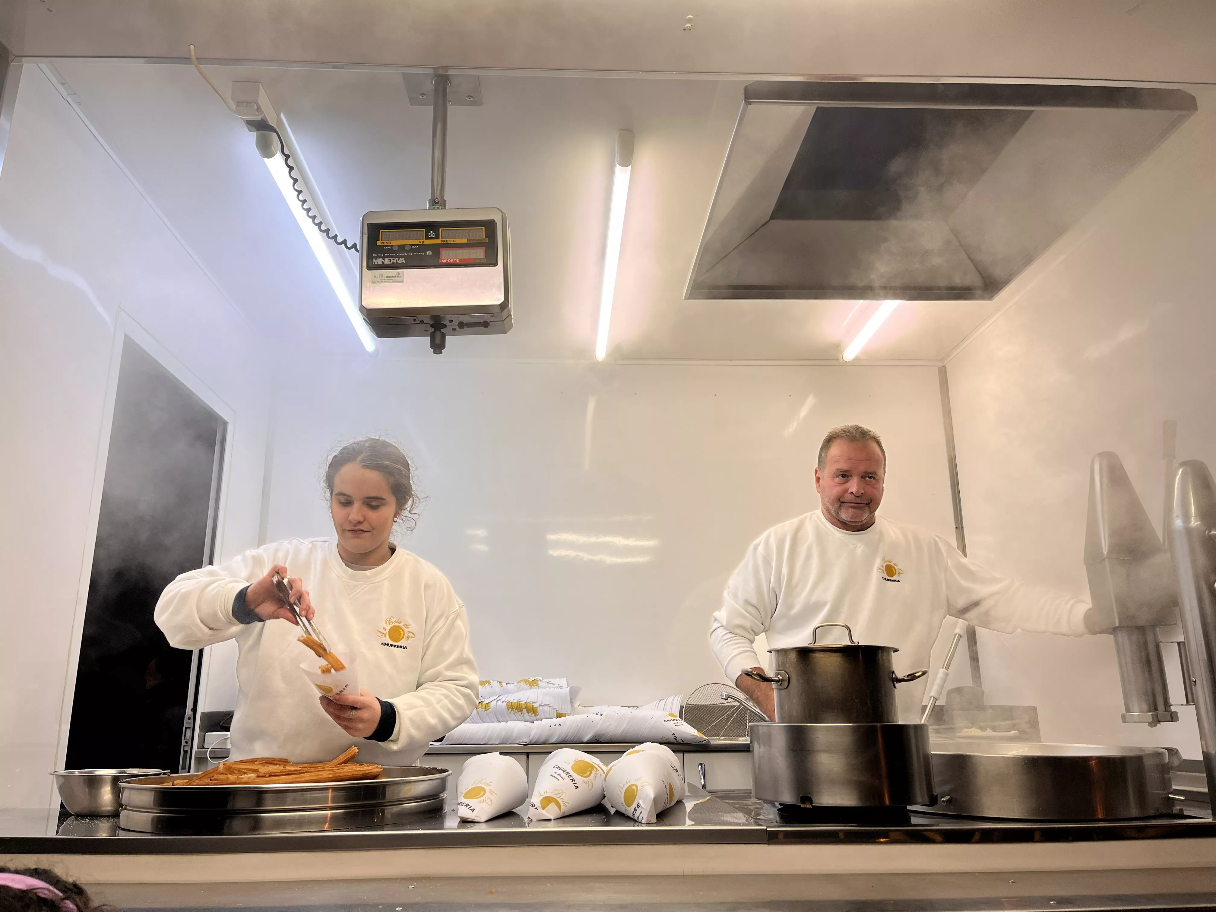 Reparto de churros junto a la hoguera de San Vicente. Foto Mercedes Manterola