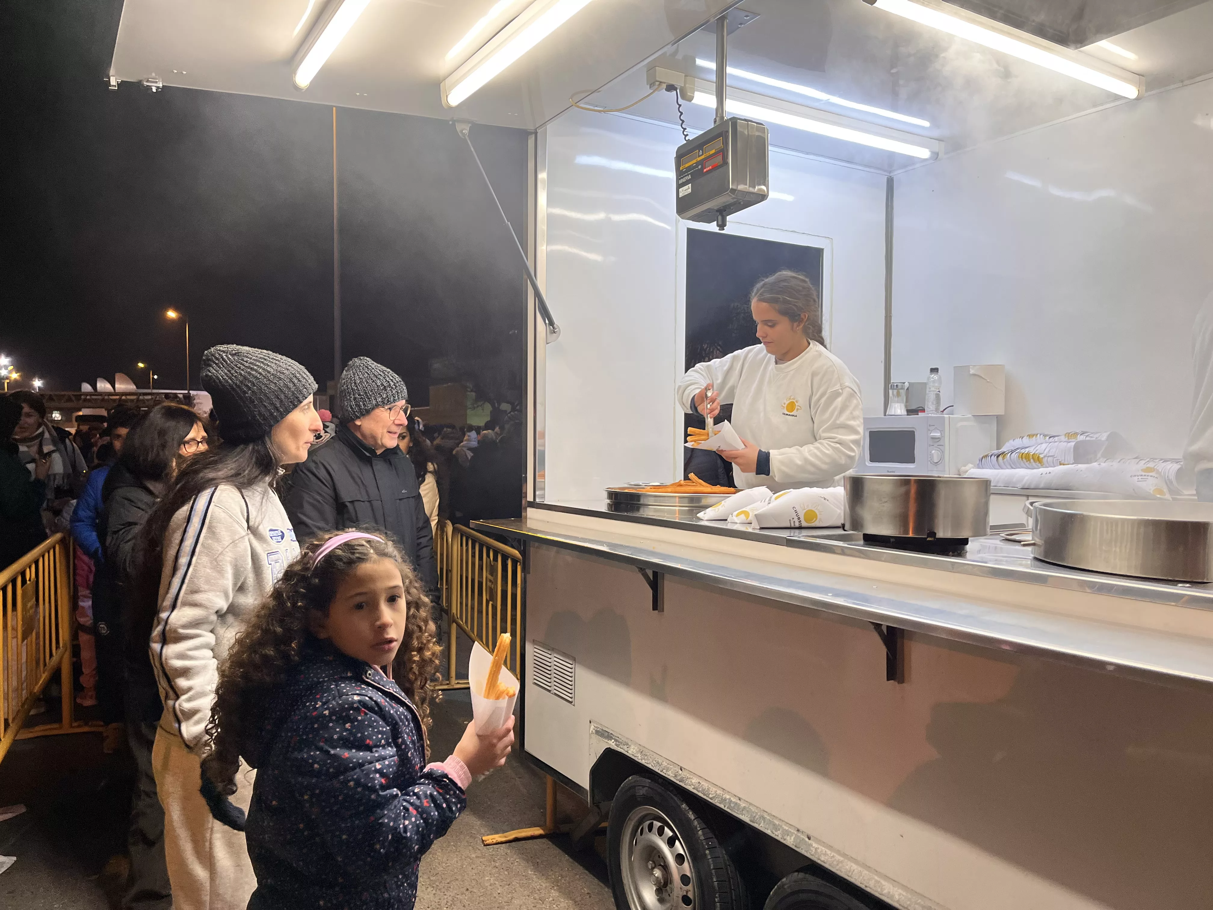 Reparto de churros junto a la hoguera de San Vicente. Foto Mercedes Manterola
