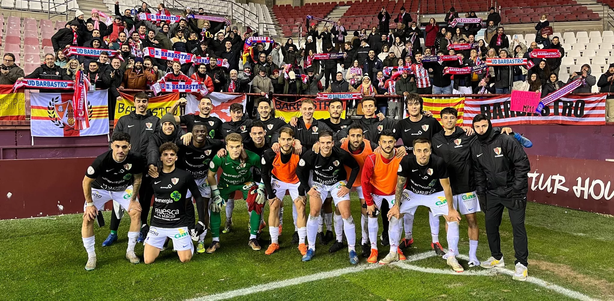 Jugadores y afición del Barbastro posan en Las Gaunas tras el partido.