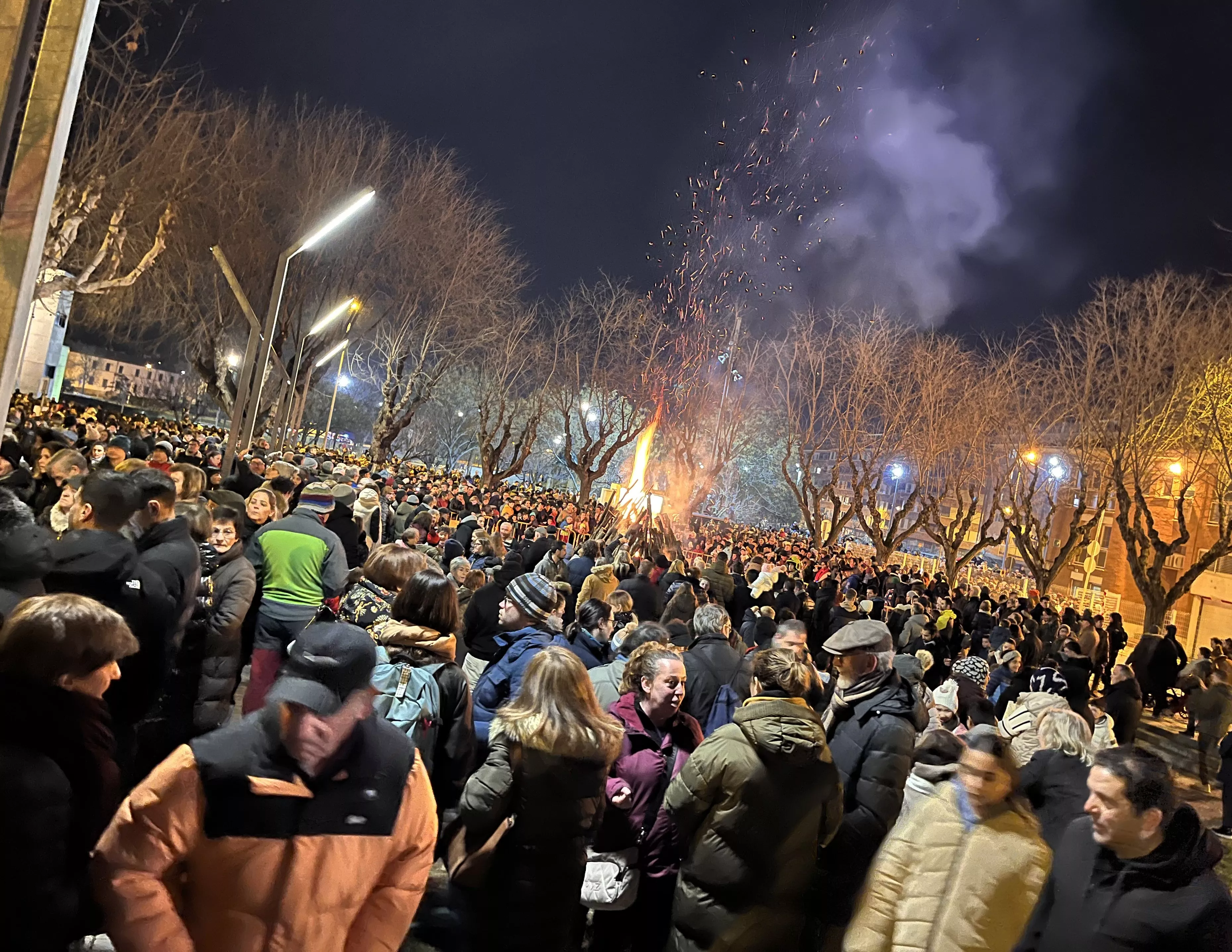 Multitudinaria hoguera de San Vicente en Huesca. Foto Mercedes Manterola