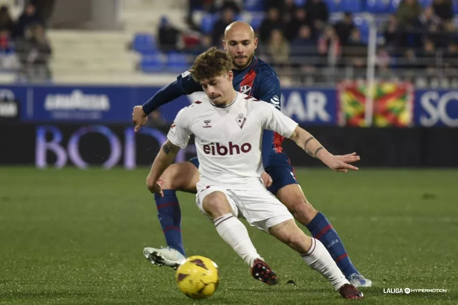 Jeremy en tareas defensivas, uno de los pinceles para pintar con las manos de Antonio Hidalgo