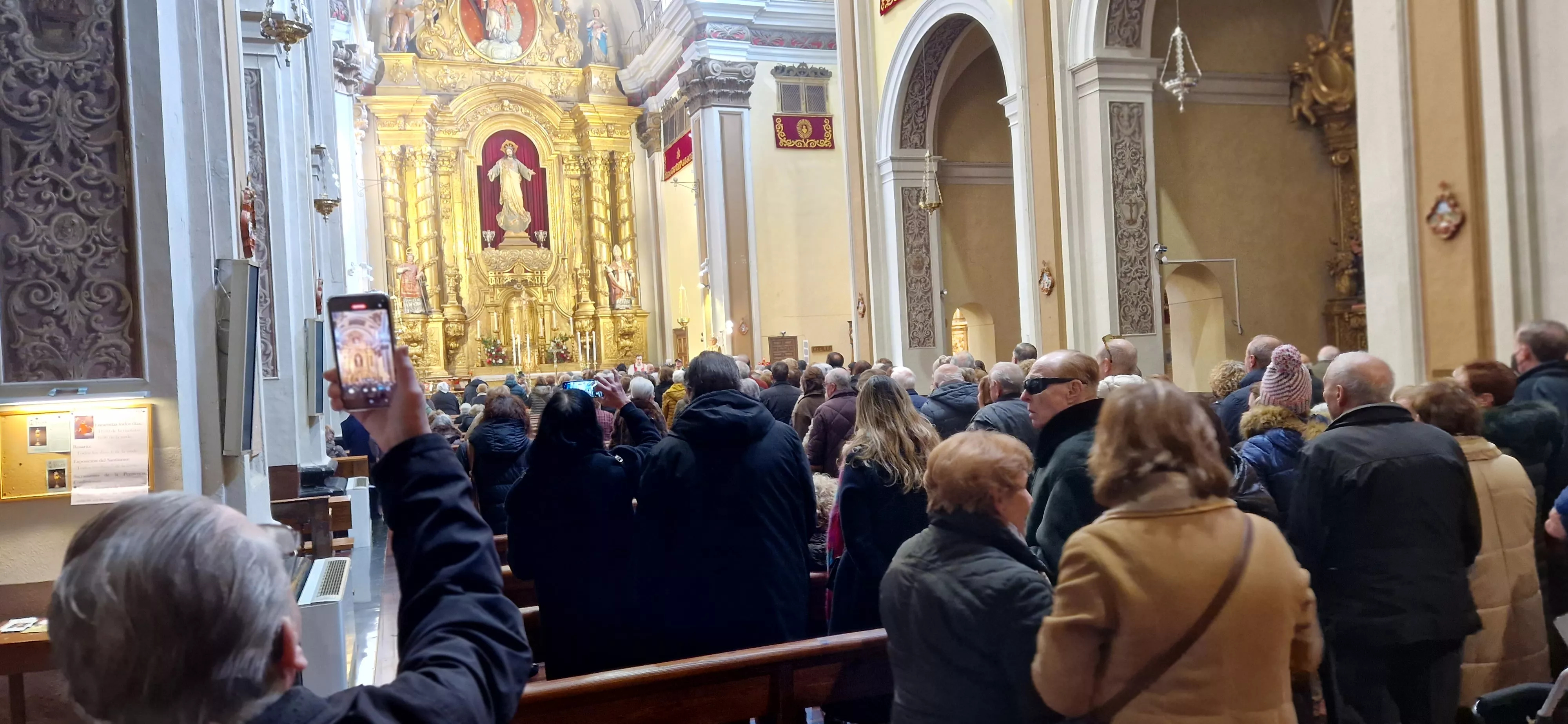 Reparto de naranjas en la Iglesia de San Vicente. Foto Myriam Martínez 