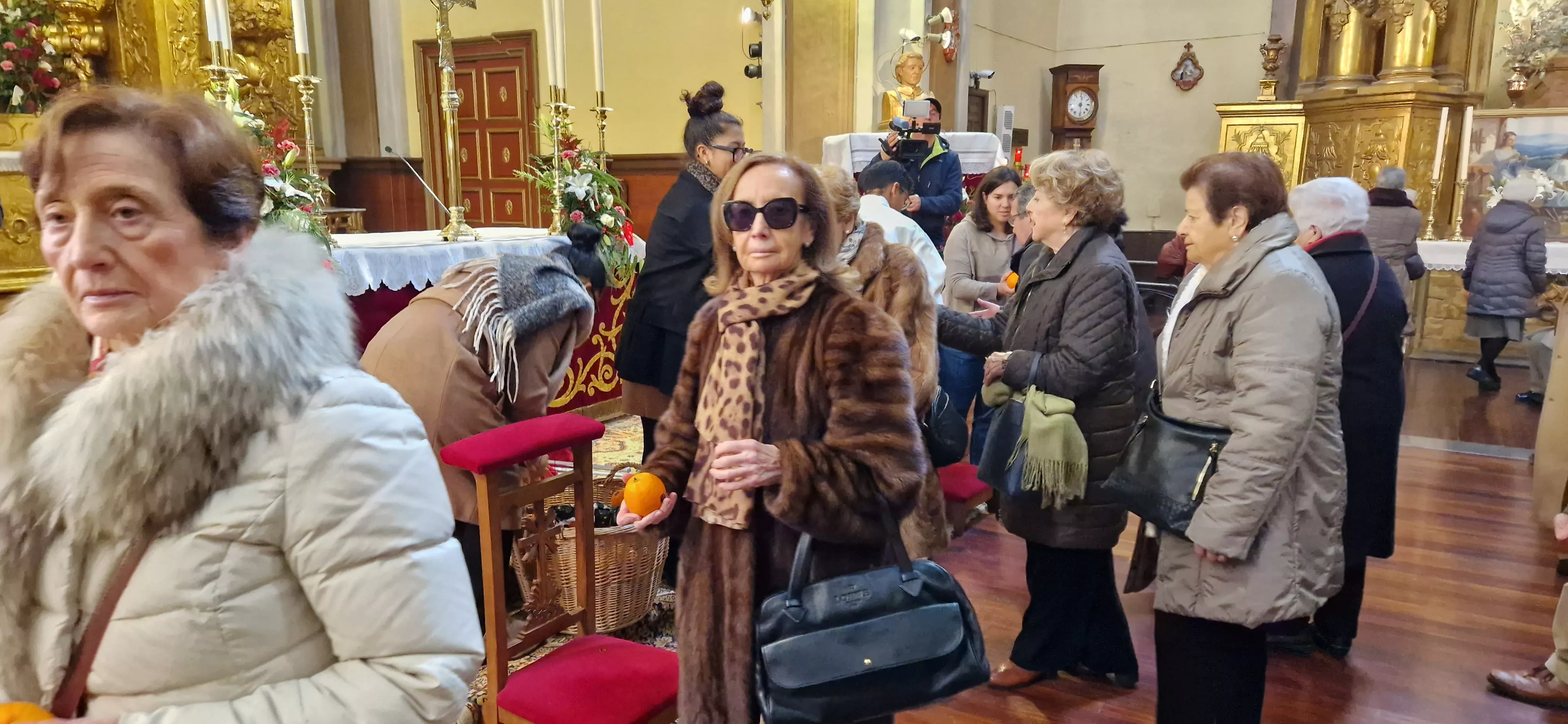 Reparto de naranjas en la Iglesia de San Vicente. Foto Myriam Martínez 