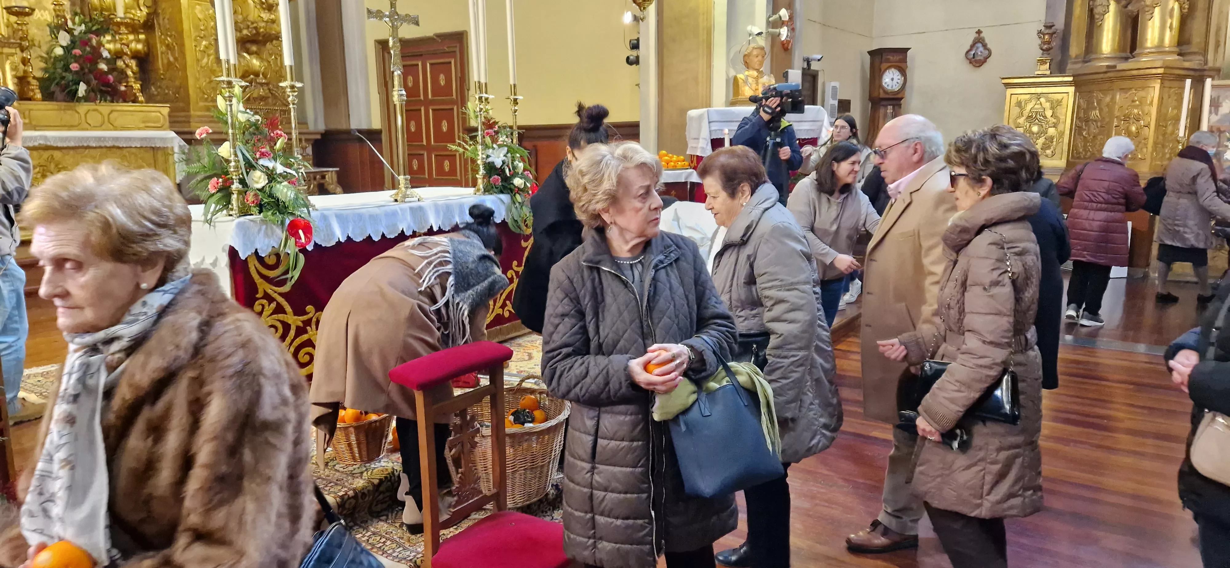 Reparto de naranjas en la Iglesia de San Vicente. Foto Myriam Martínez 