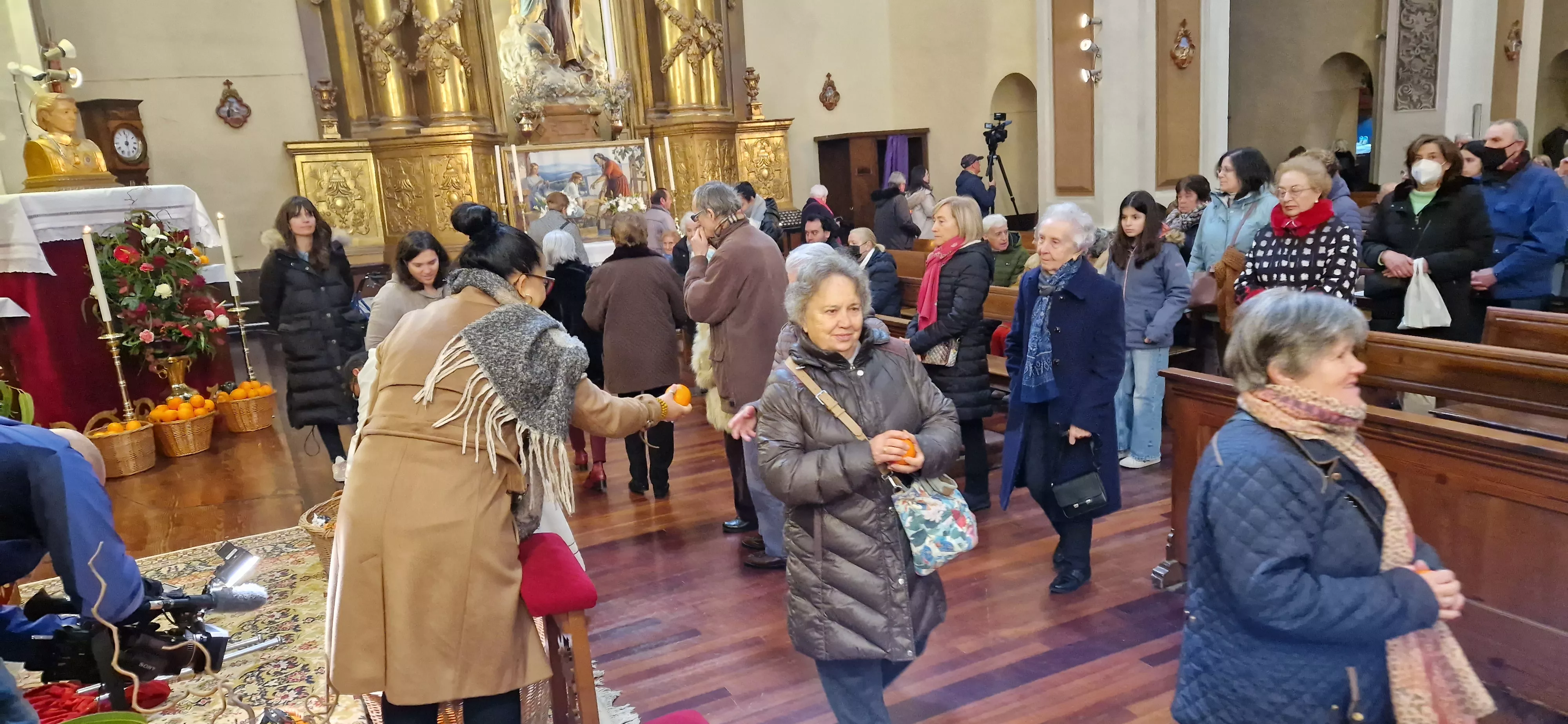 Reparto de naranjas en la Iglesia de San Vicente. Foto Myriam Martínez 