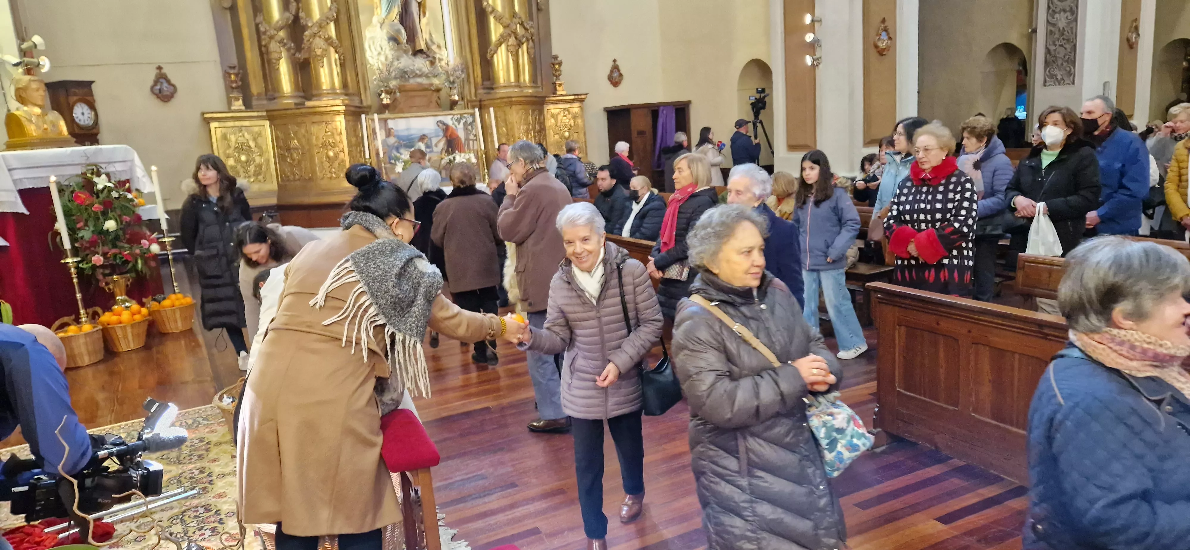 Reparto de naranjas en la Iglesia de San Vicente. Foto Myriam Martínez 