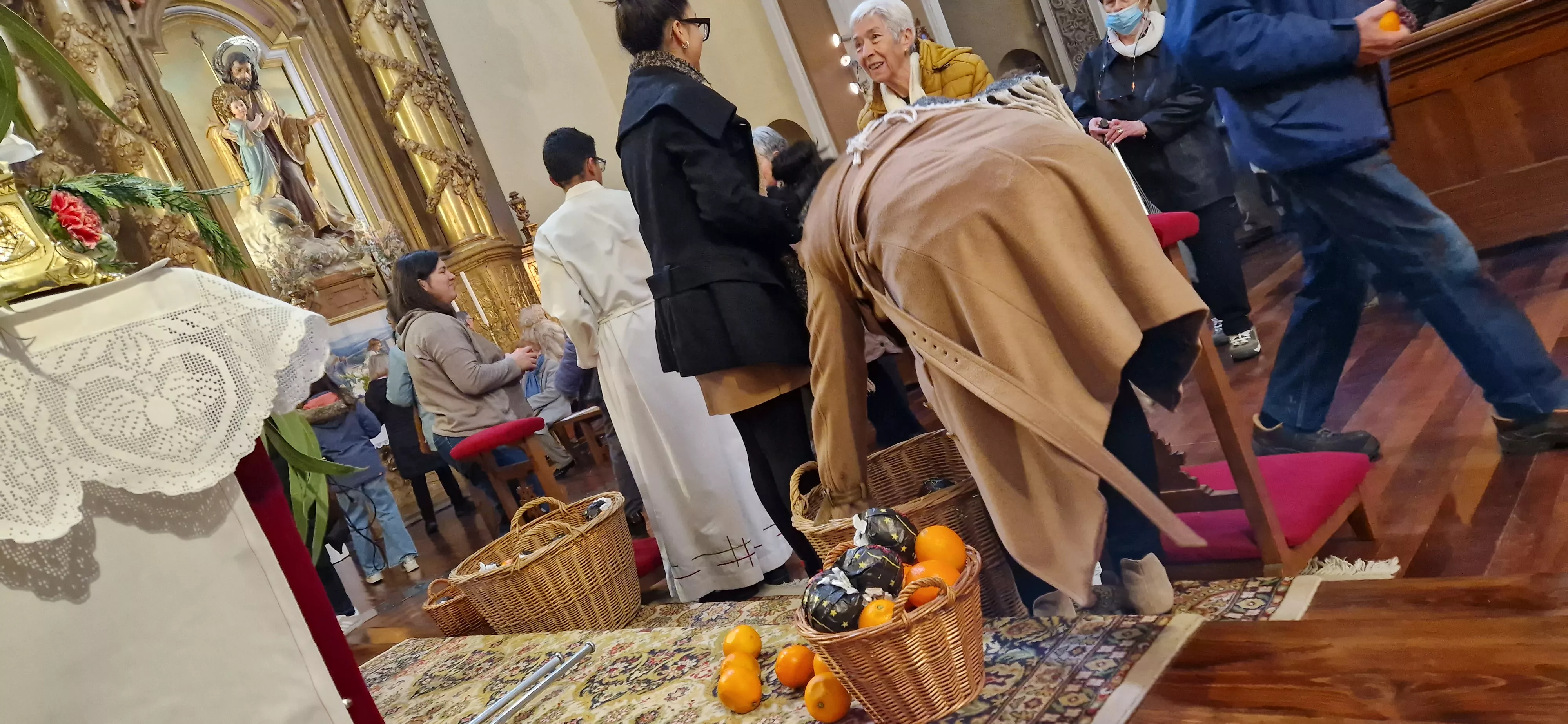 Reparto de naranjas en la Iglesia de San Vicente. Foto Myriam Martínez 