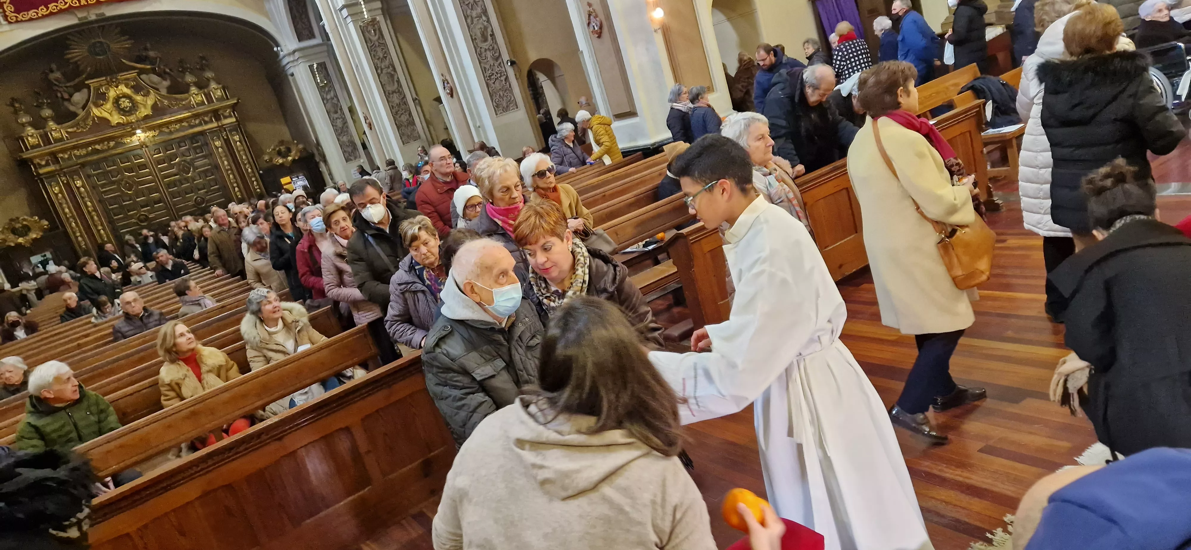 Reparto de naranjas en la Iglesia de San Vicente. Foto Myriam Martínez 