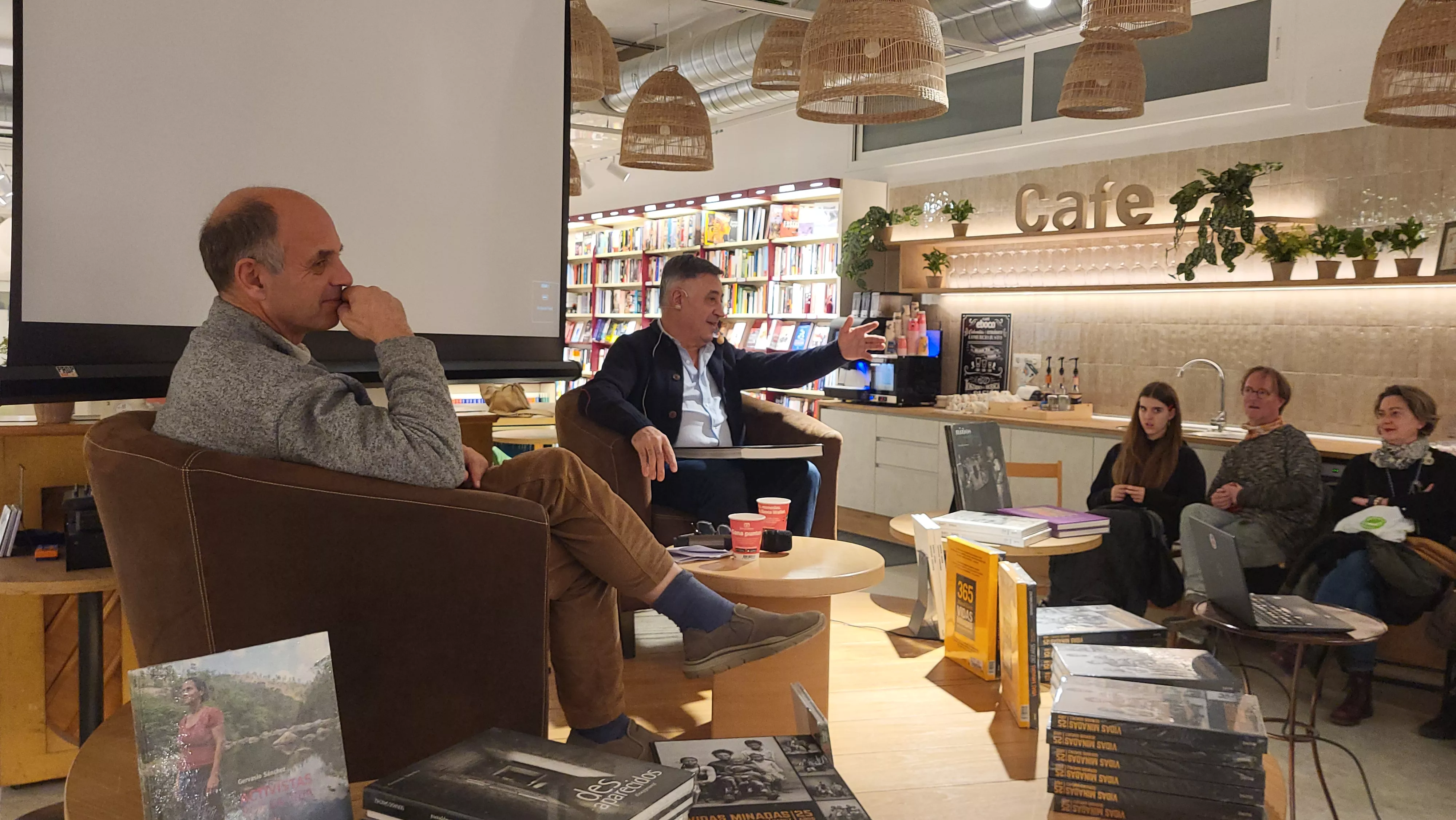 Leopoldo Blume y Gervasio Sánchez en la librería Santos Ochoa de Huesca. Foto Mercedes Manterola