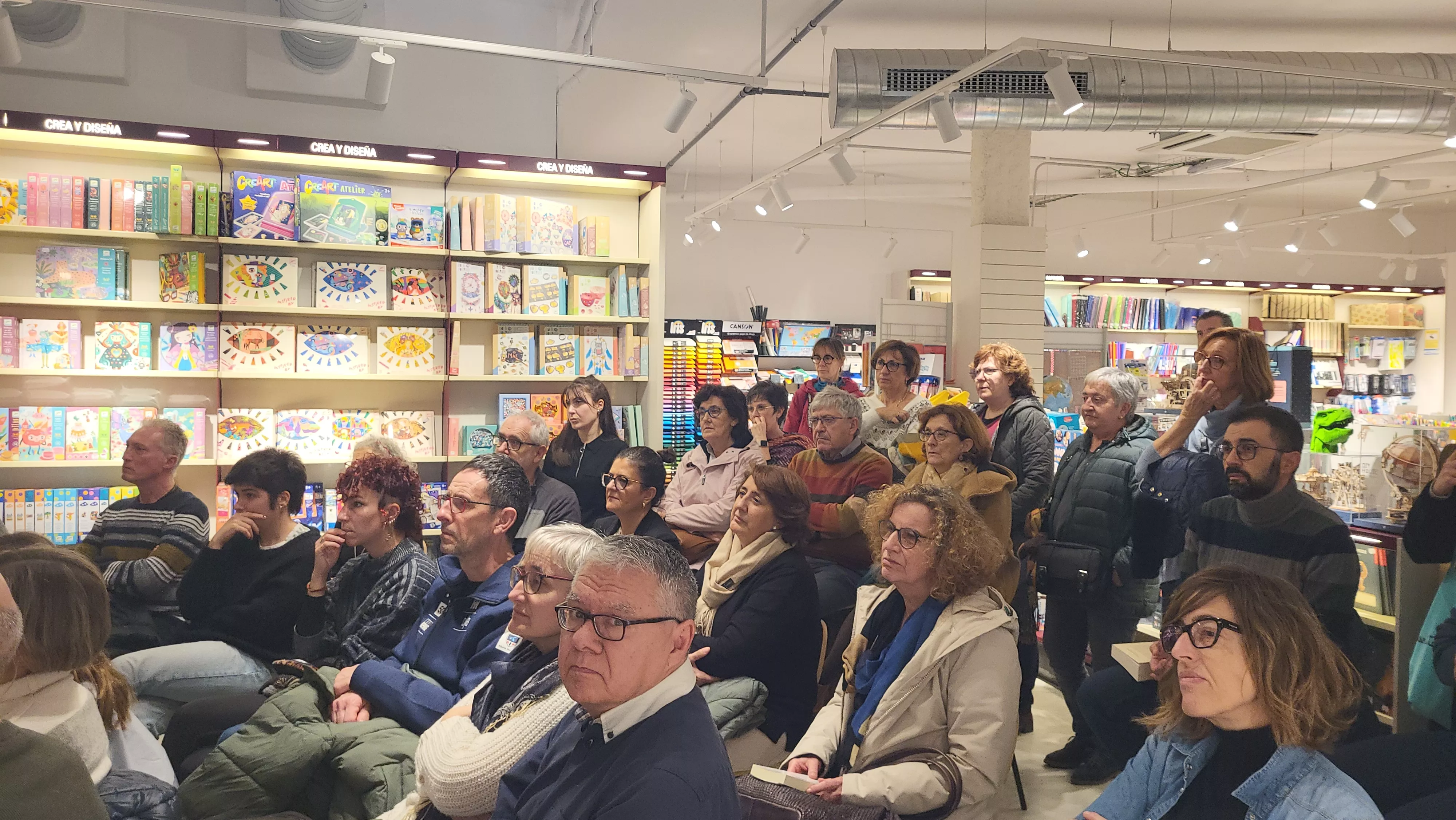  Presentación en la librería Santos Ochoa de Huesca del libro "Vidas minadas, 25 años" de Gervasio Sánchez. Foto Mercedes Manterola