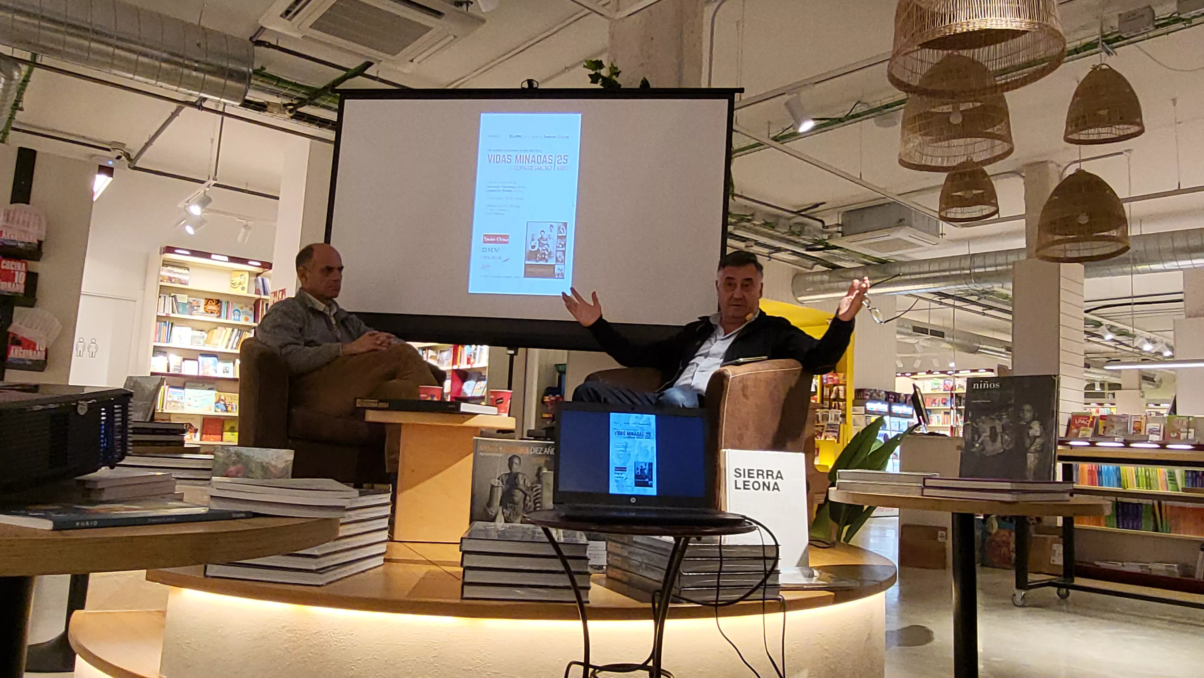 Leopoldo Blume y Gervasio Sánchez en la librería Santos Ochoa de Huesca. Foto Mercedes Manterola