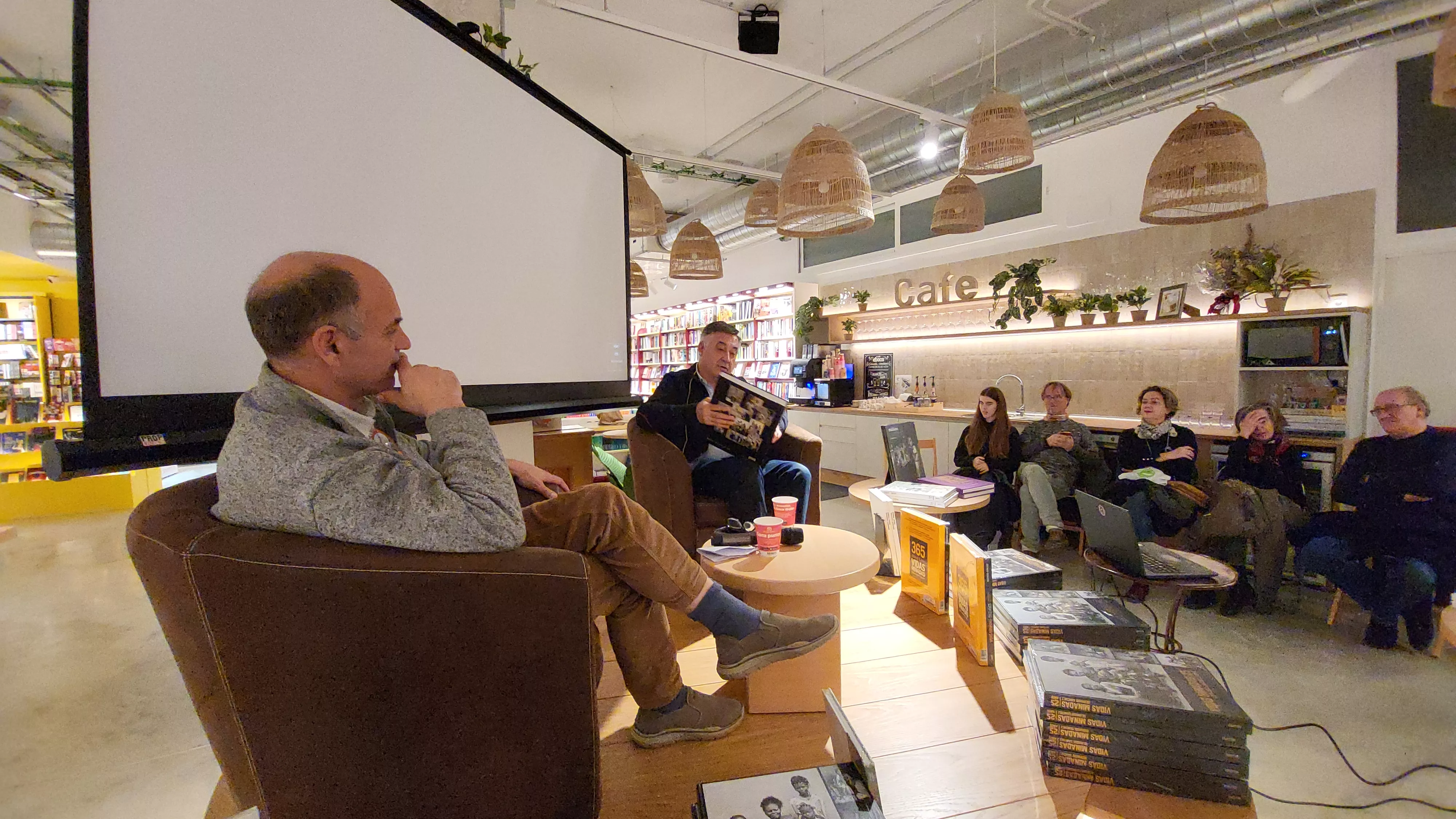 Leopoldo Blume y Gervasio Sánchez en la librería Santos Ochoa de Huesca. Foto Mercedes Manterola
