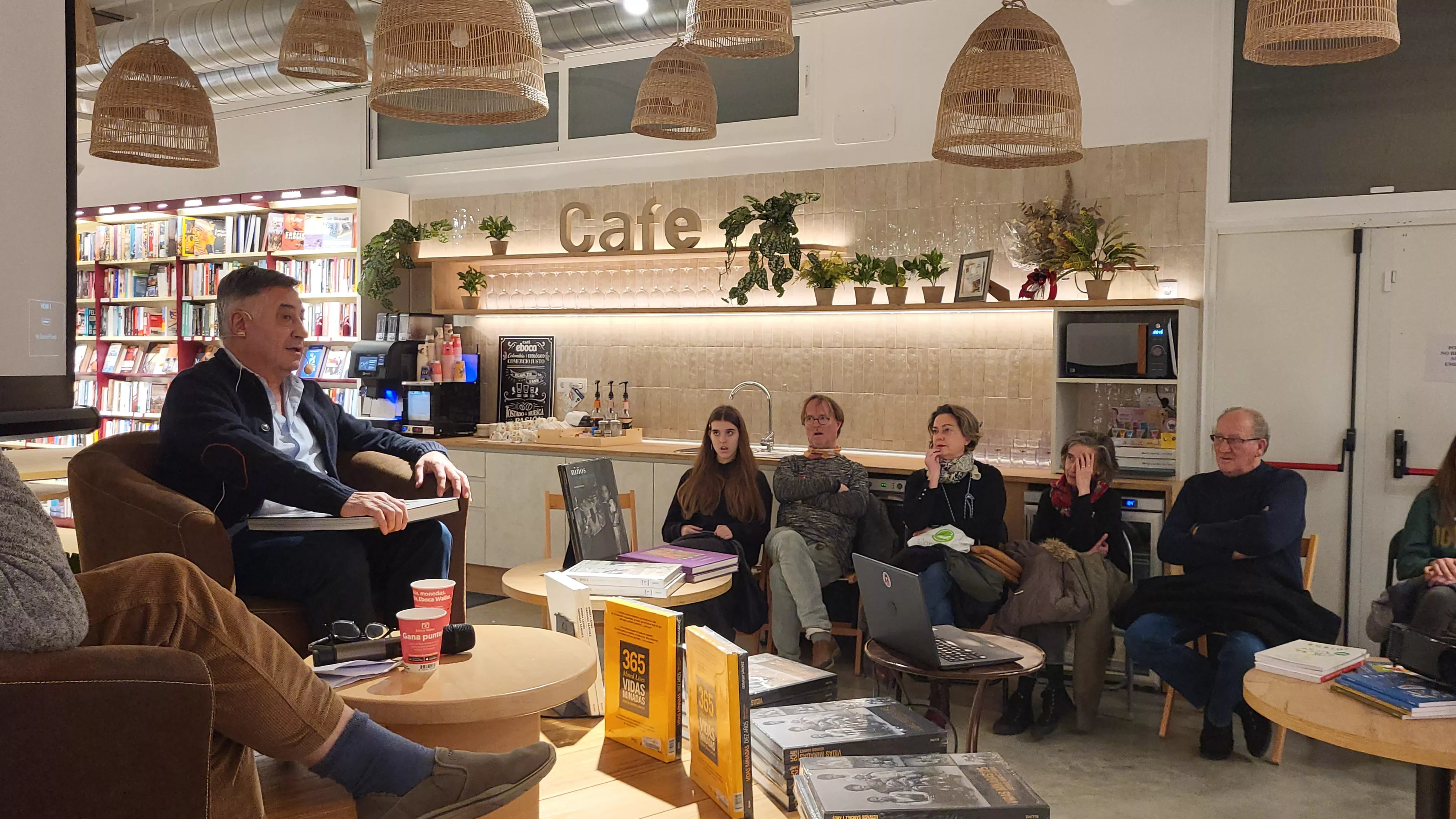 Leopoldo Blume y Gervasio Sánchez en la librería Santos Ochoa de Huesca. Foto Mercedes Manterola