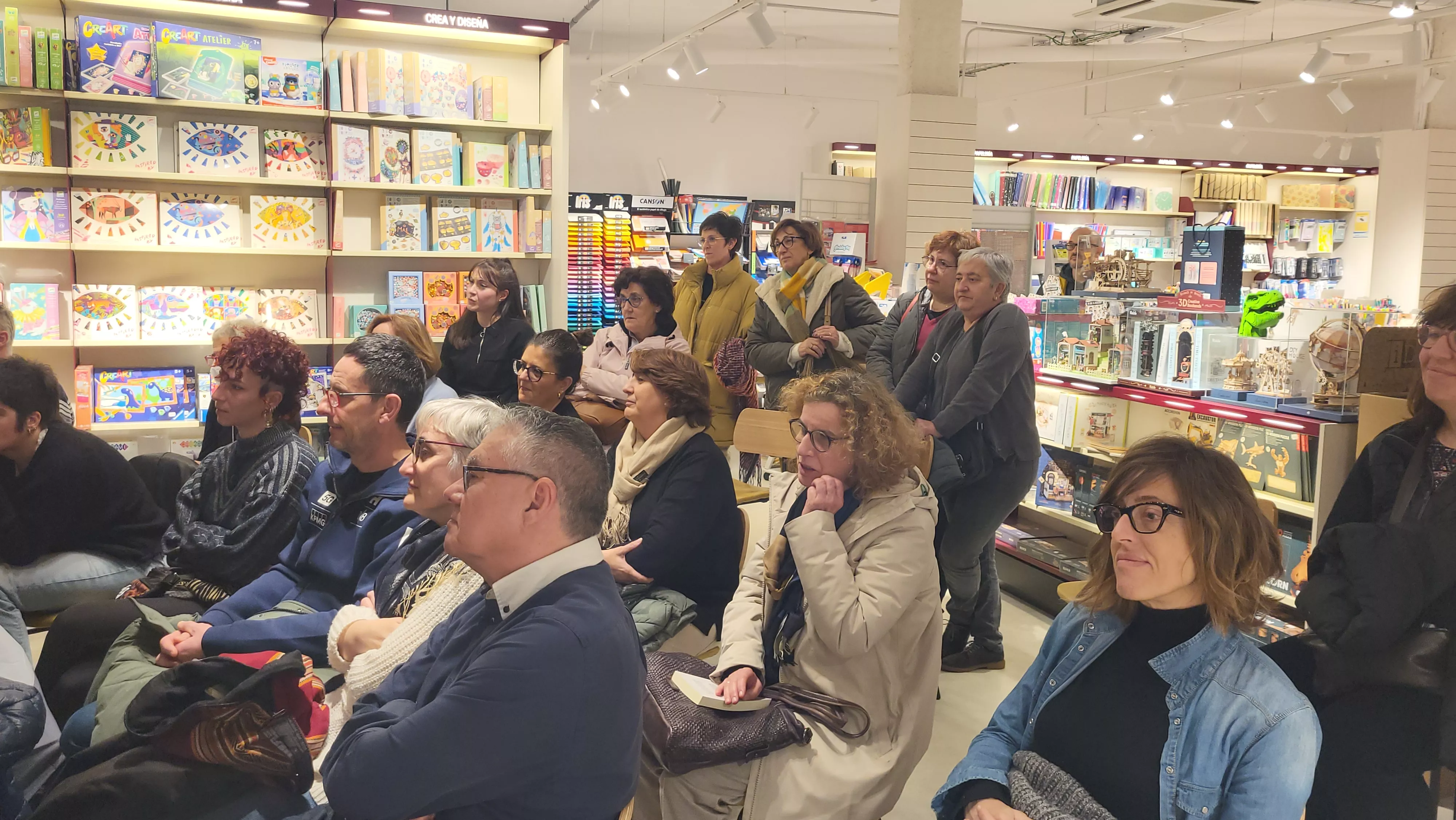  Presentación en la librería Santos Ochoa de Huesca del libro "Vidas minadas, 25 años" de Gervasio Sánchez. Foto Mercedes Manterola