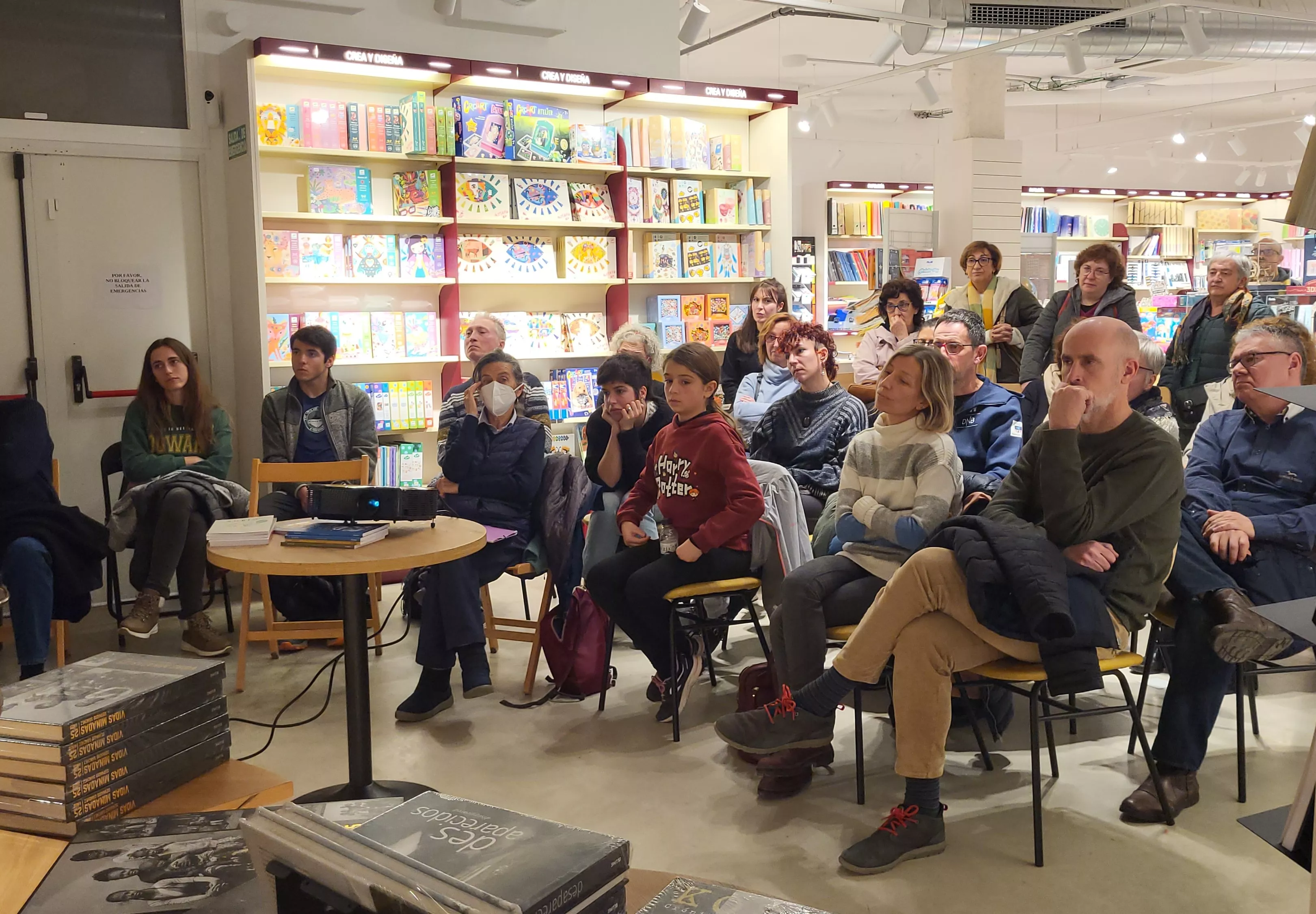  Presentación en la librería Santos Ochoa de Huesca del libro "Vidas minadas, 25 años" de Gervasio Sánchez. Foto Mercedes Manterola