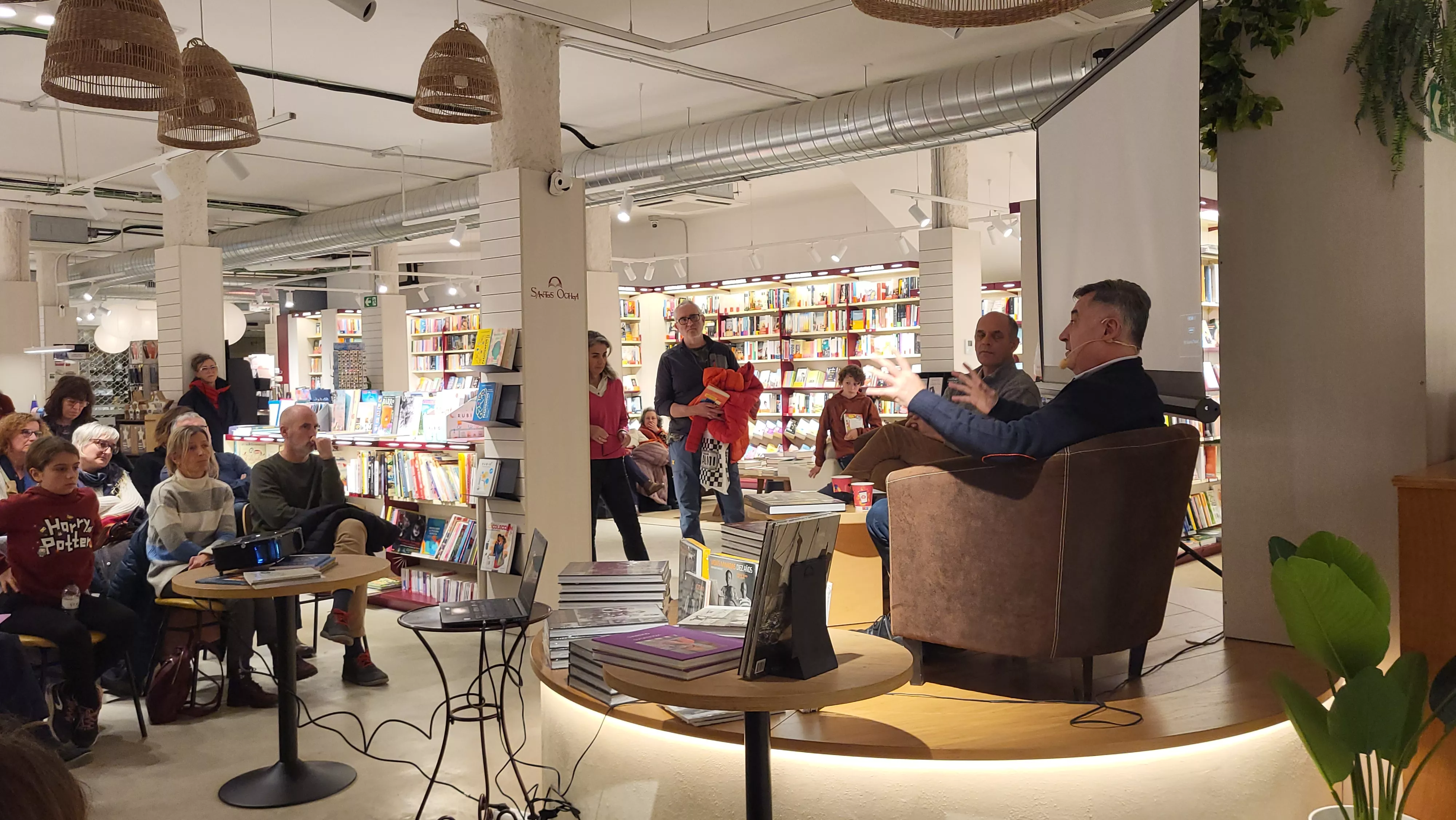  Presentación en la librería Santos Ochoa de Huesca del libro "Vidas minadas, 25 años" de Gervasio Sánchez. Foto Mercedes Manterola