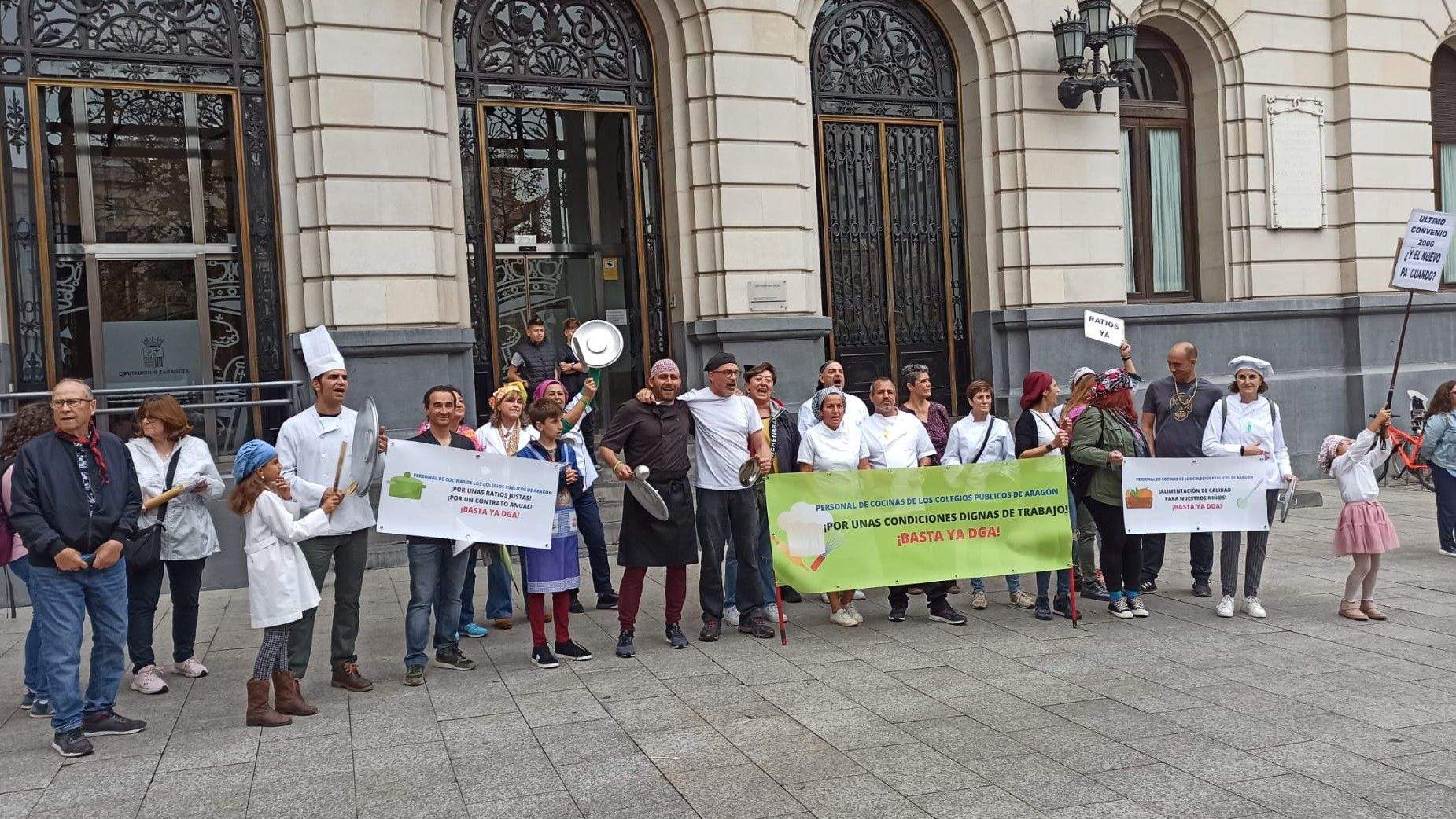 Cocineros participantes en la movilización en la plaza de España de Zaragoza este martes