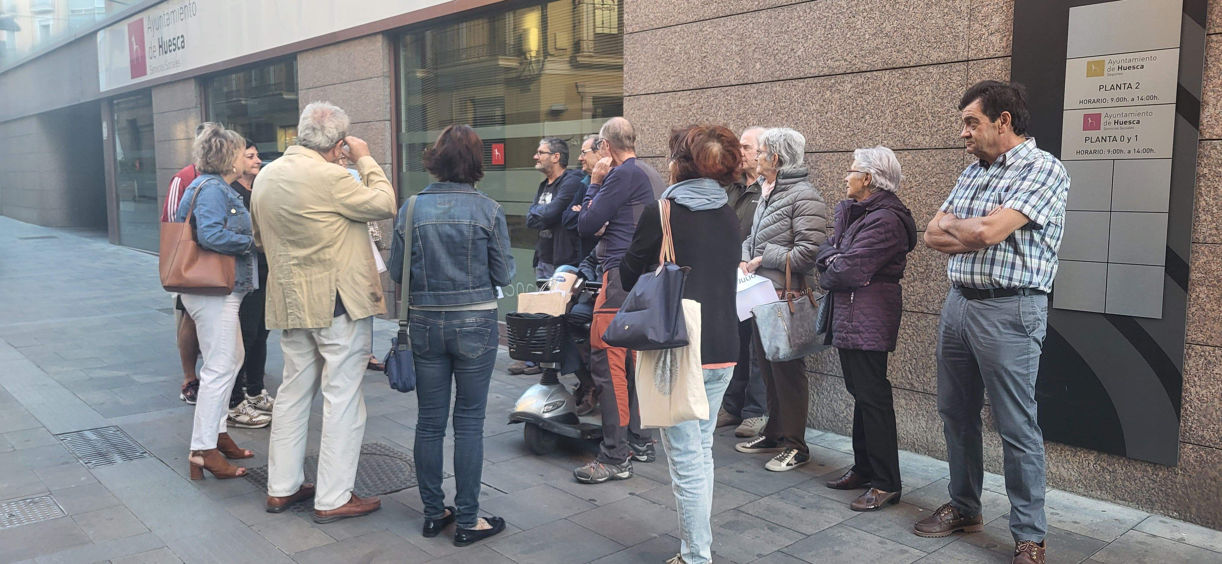 Imagen de una de las concentraciones para pedir la apertura de la piscina Almériz todo el año. Foto Myriam Martínez