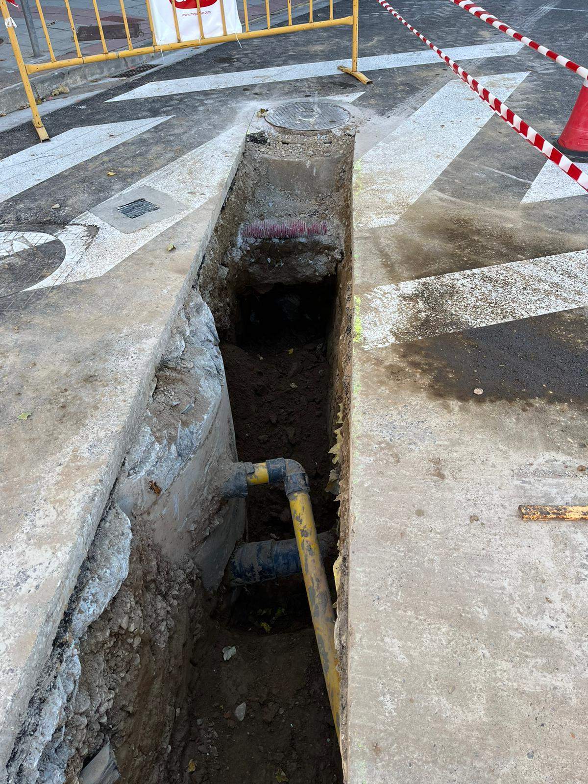 Zanja abierta junto al edificio Laurentis de Huesca