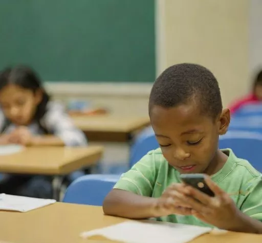 El uso del teléfono móvil se limita durante toda la jornada escolar en los colegios de Aragón.