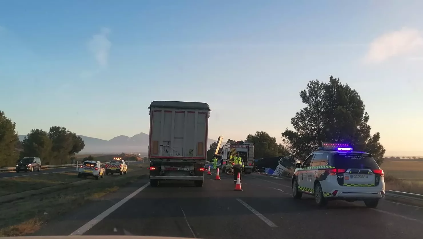 Camión volcado este miércoles en la A-23, a la altura de las canteras de Almudevar.
