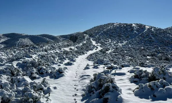 Ejemplo de huellas planas sobre la nieve.