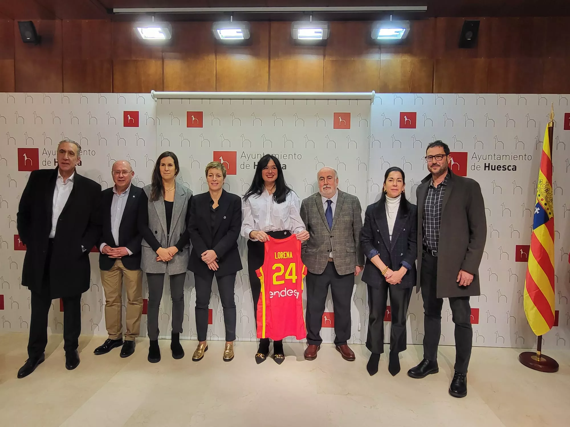 Alocén, Carranza, García, Aguilar, Orduna, Arcega, Ibor y Lascorz, en la presentación del torneo internacional de baloncesto que se disputará en Huesca. Foto: Adri Mora