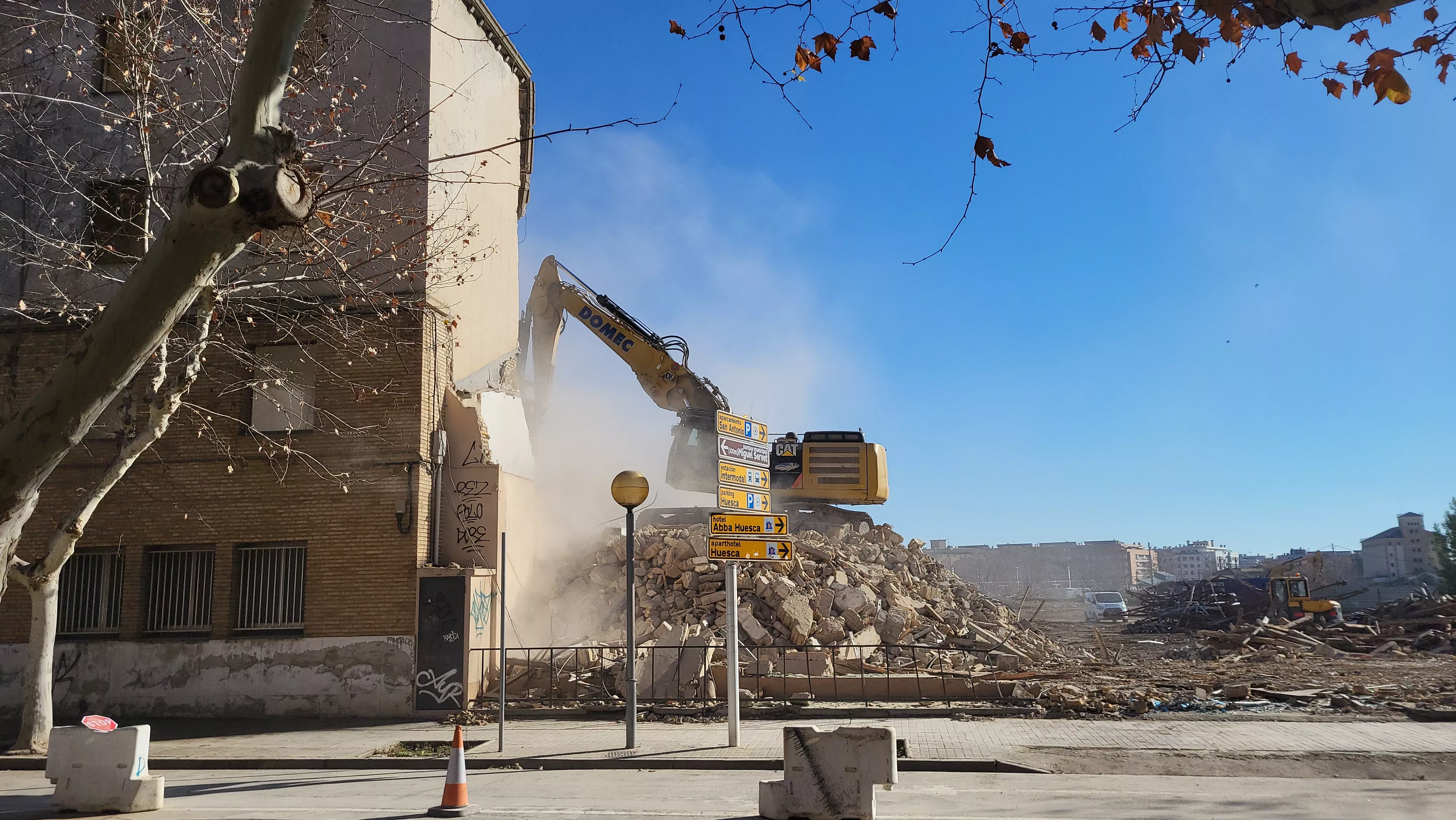 Derribo del edificio en la esquina de Gil Cávez y Martínez de Velasco en Huesca. Foto Mercedes Manterola