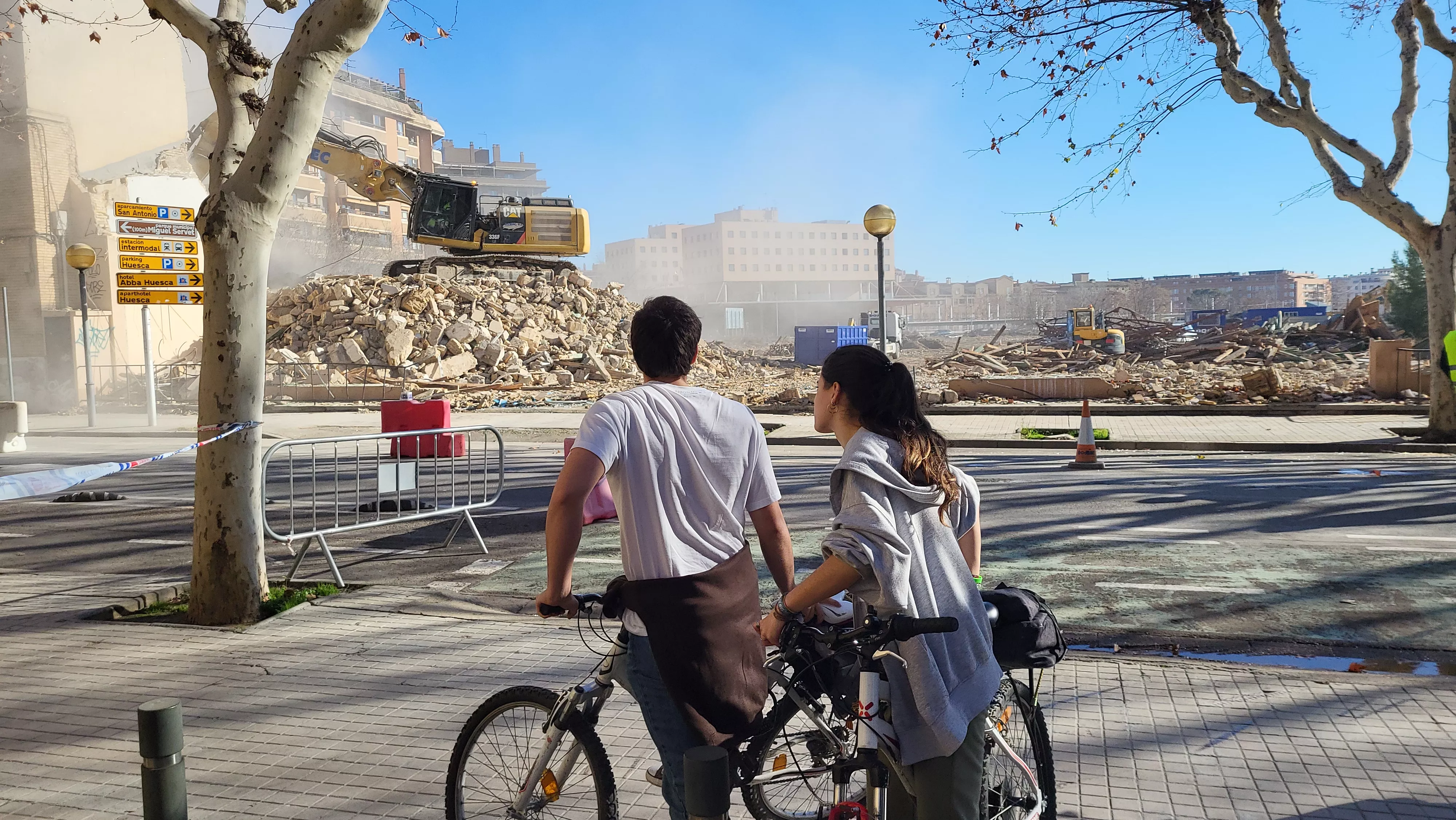 Derribo del edificio en la esquina de Gil Cávez y Martínez de Velasco en Huesca. Foto Mercedes Manterola
