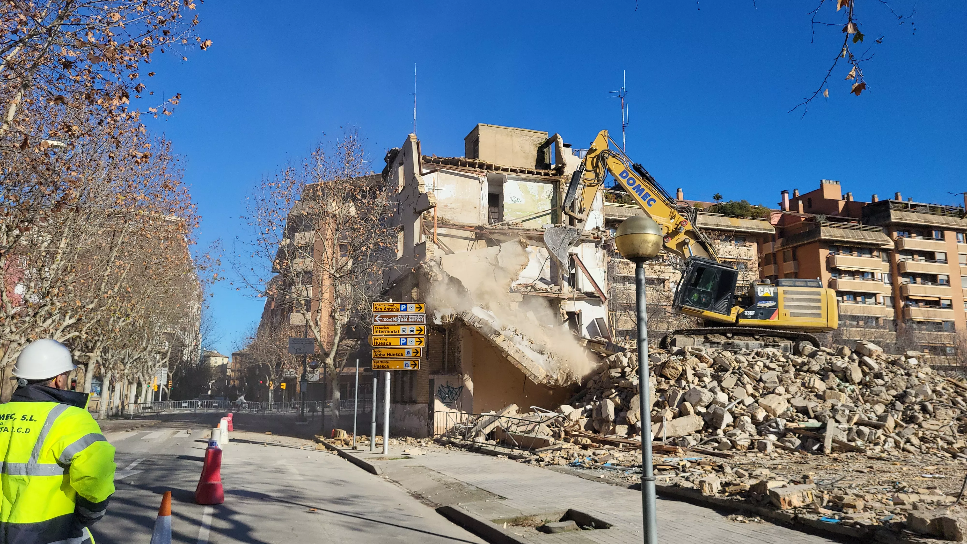 Derribo del edificio en la esquina de Gil Cávez y Martínez de Velasco en Huesca. Foto Mercedes Manterola