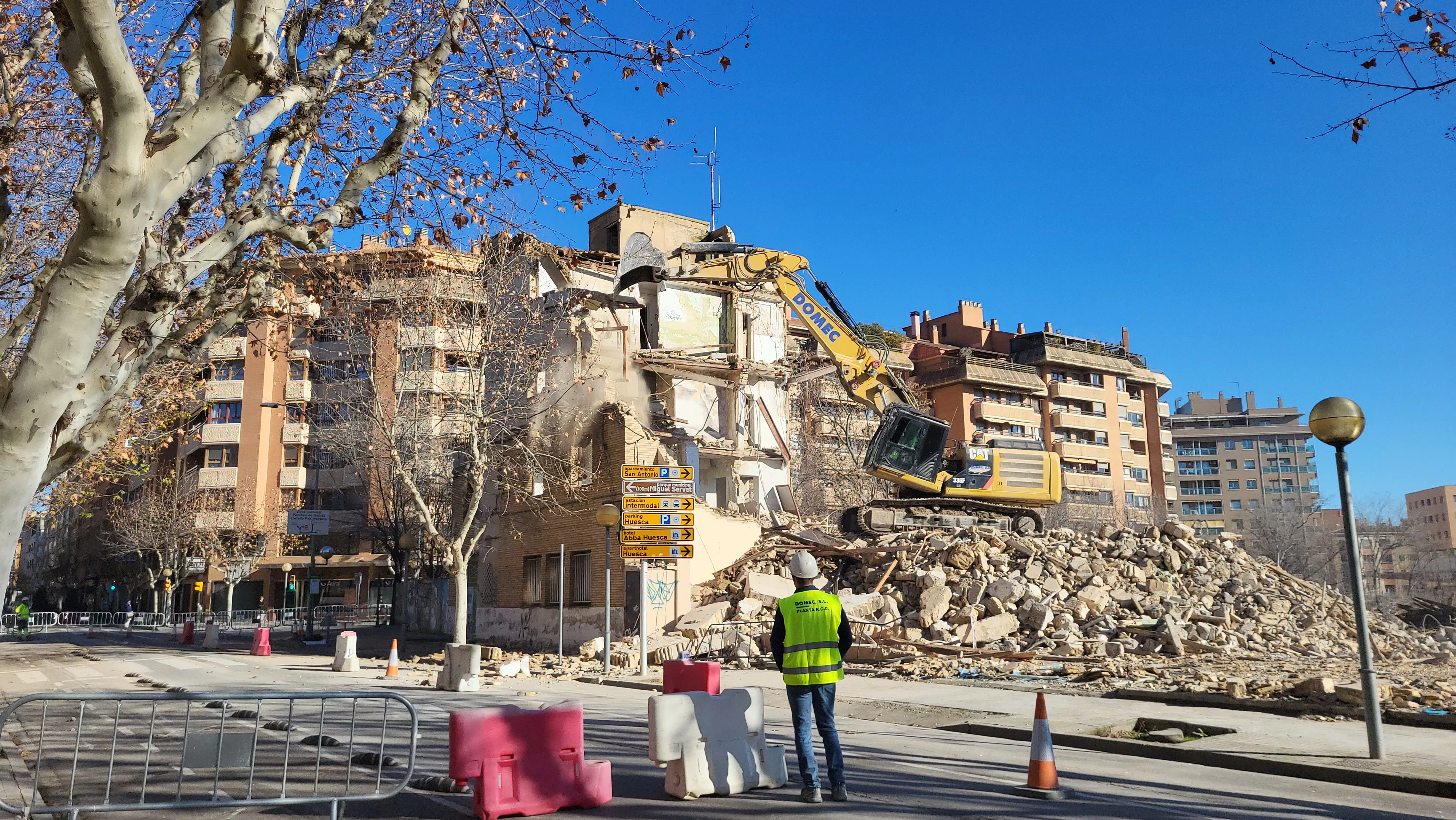 Derribo del edificio en la esquina de Gil Cávez y Martínez de Velasco en Huesca. Foto Mercedes Manterola
