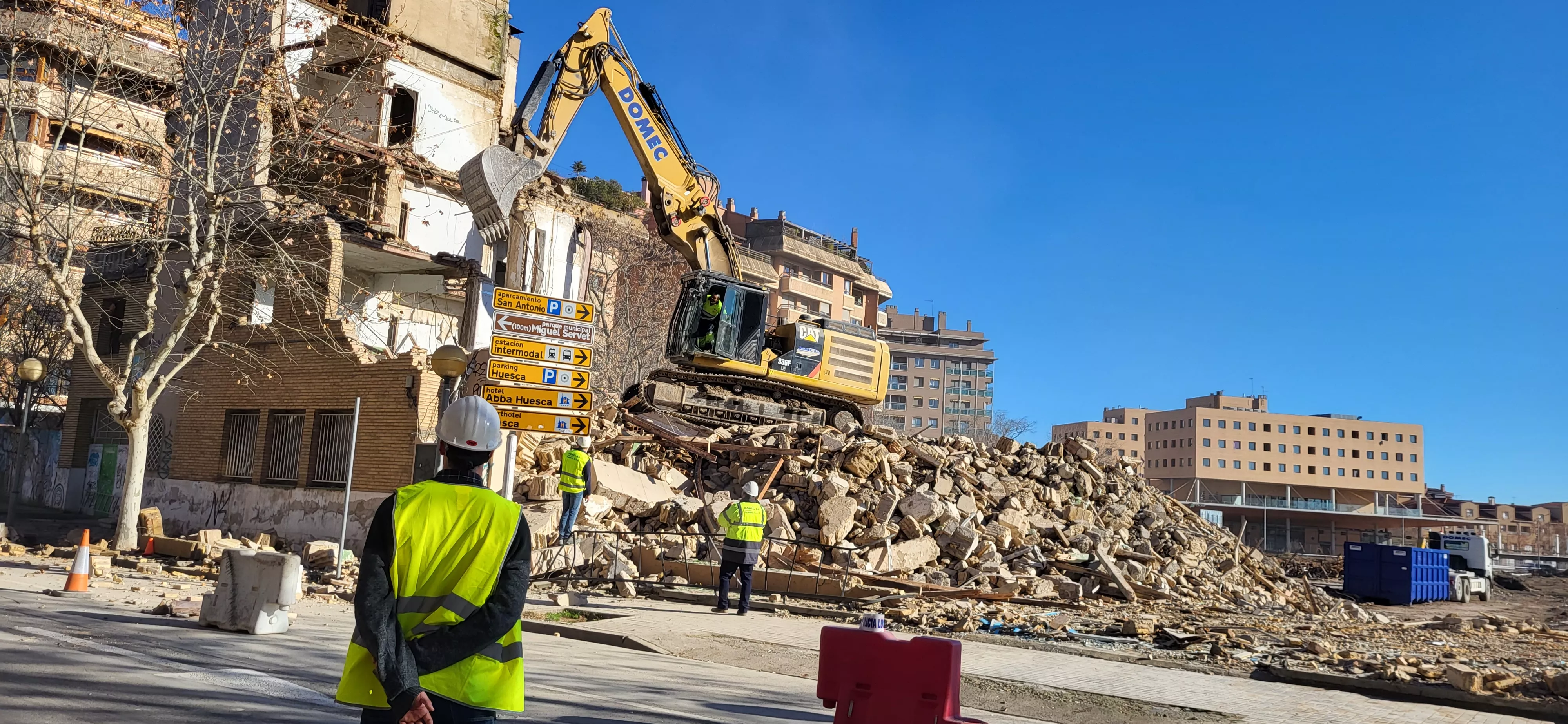 Derribo del edificio en la esquina de Gil Cávez y Martínez de Velasco en Huesca. Foto Mercedes Manterola