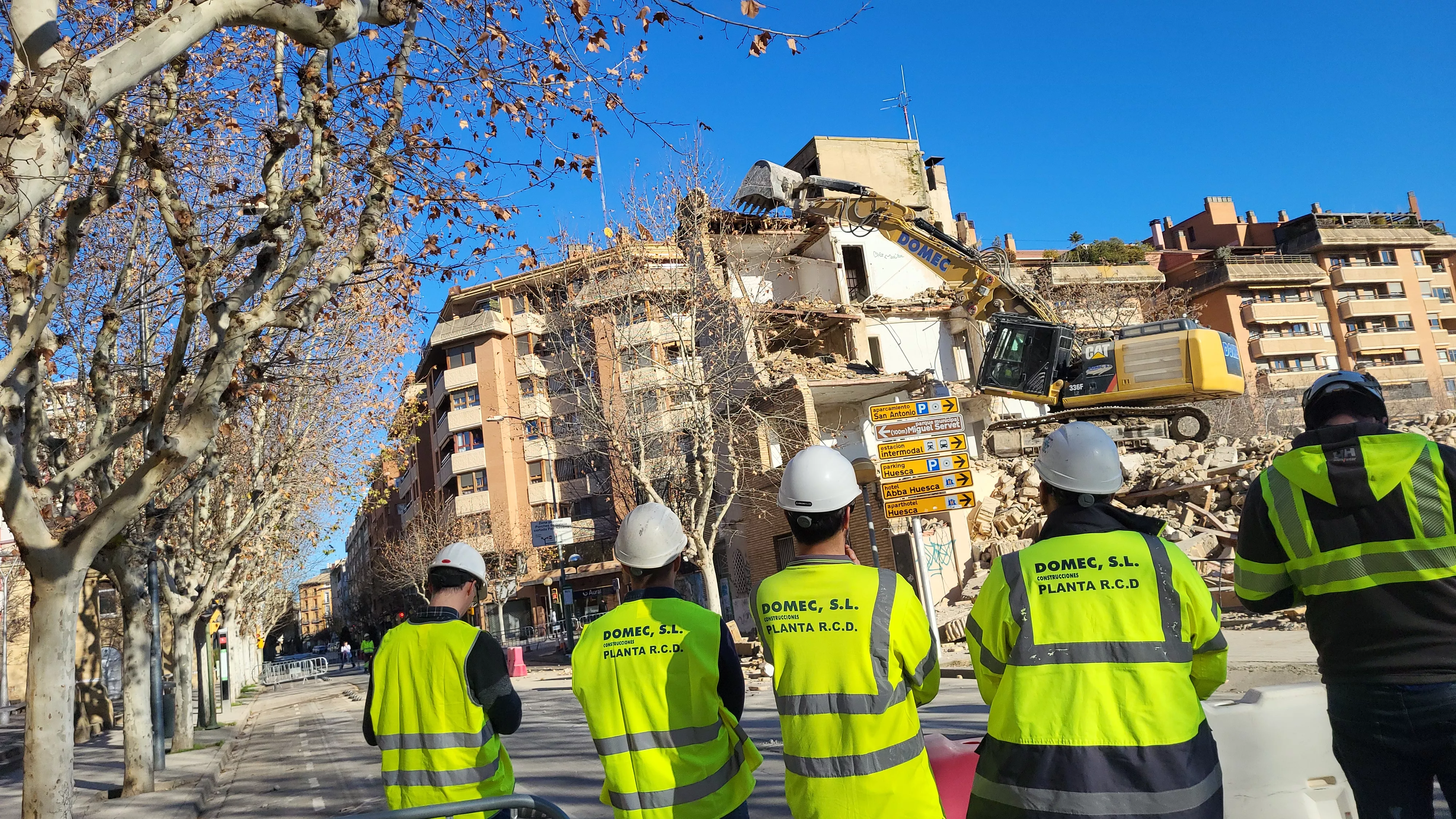 Derribo del edificio en la esquina de Gil Cávez y Martínez de Velasco en Huesca. Foto Mercedes Manterola