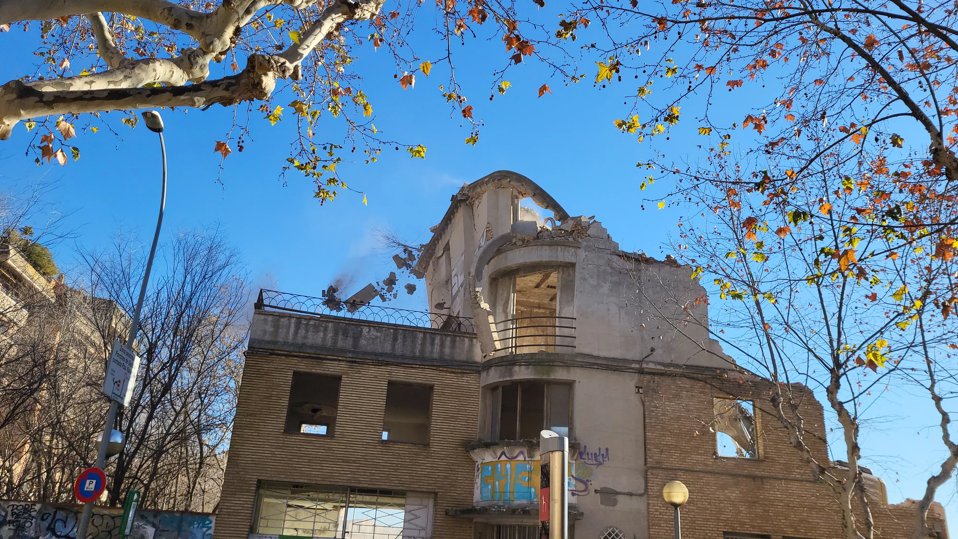 Derribo del edificio en la esquina de Gil Cávez y Martínez de Velasco en Huesca. Foto Mercedes Manterola