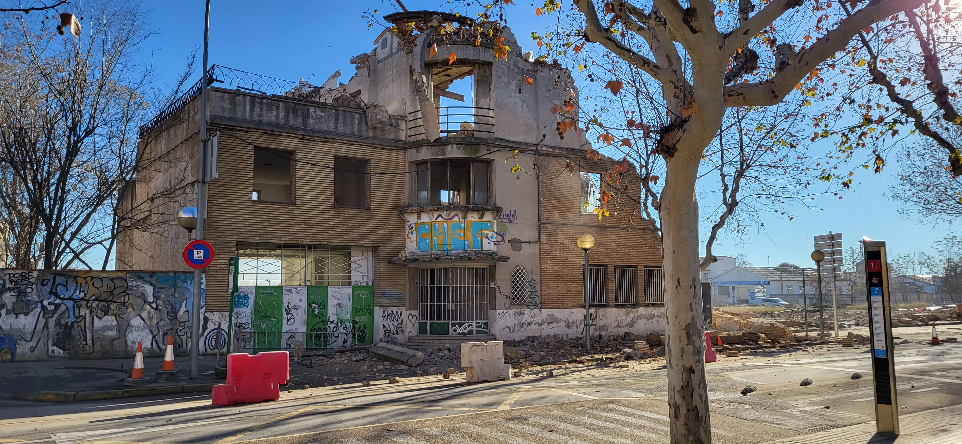 Derribo del edificio en la esquina de Gil Cávez y Martínez de Velasco en Huesca. Foto Mercedes Manterola