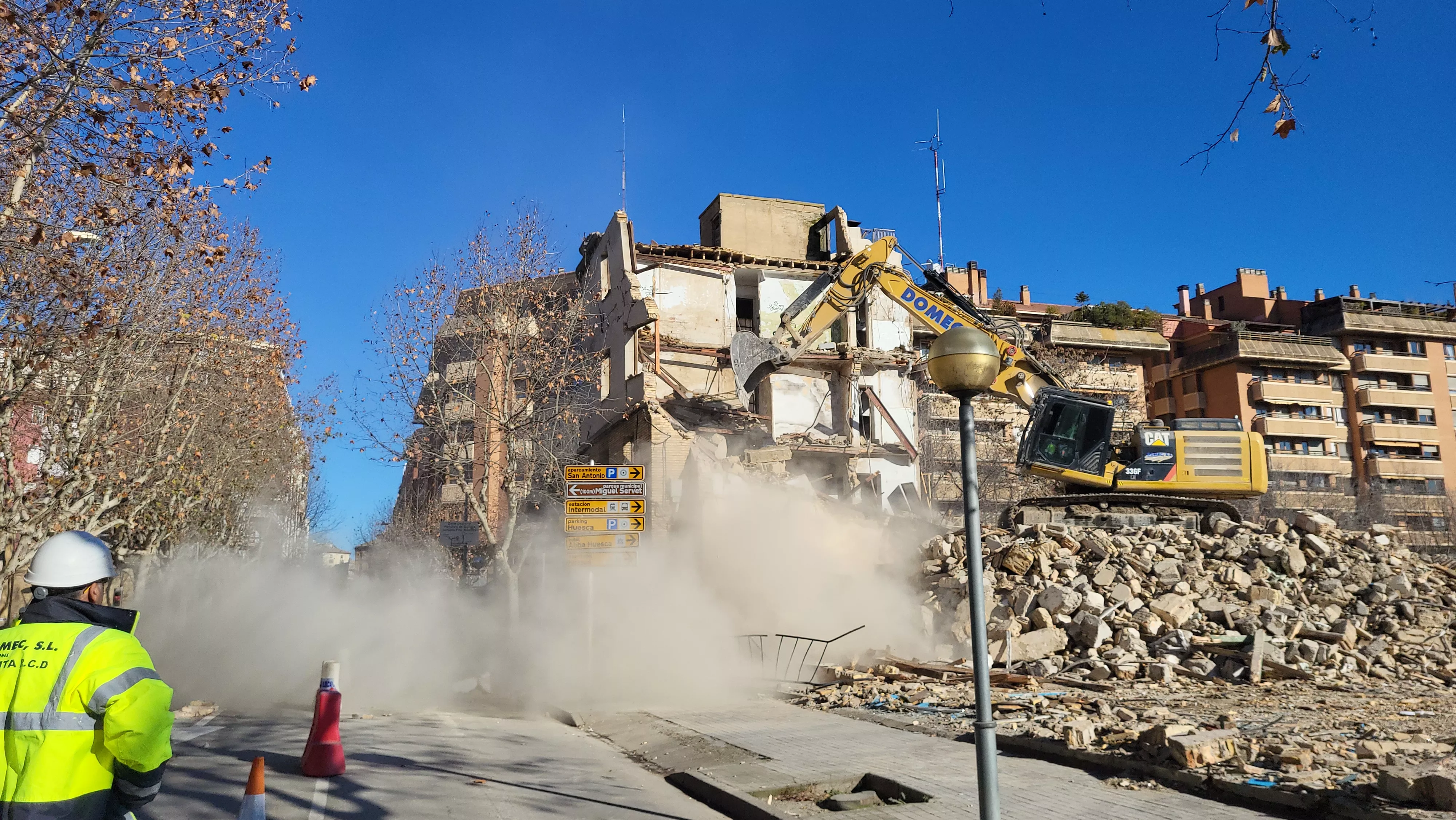 Derribo del edificio entre la calle Gil Cávez y la avenida Martínez de Velasco. Foto Mercedes Manterola