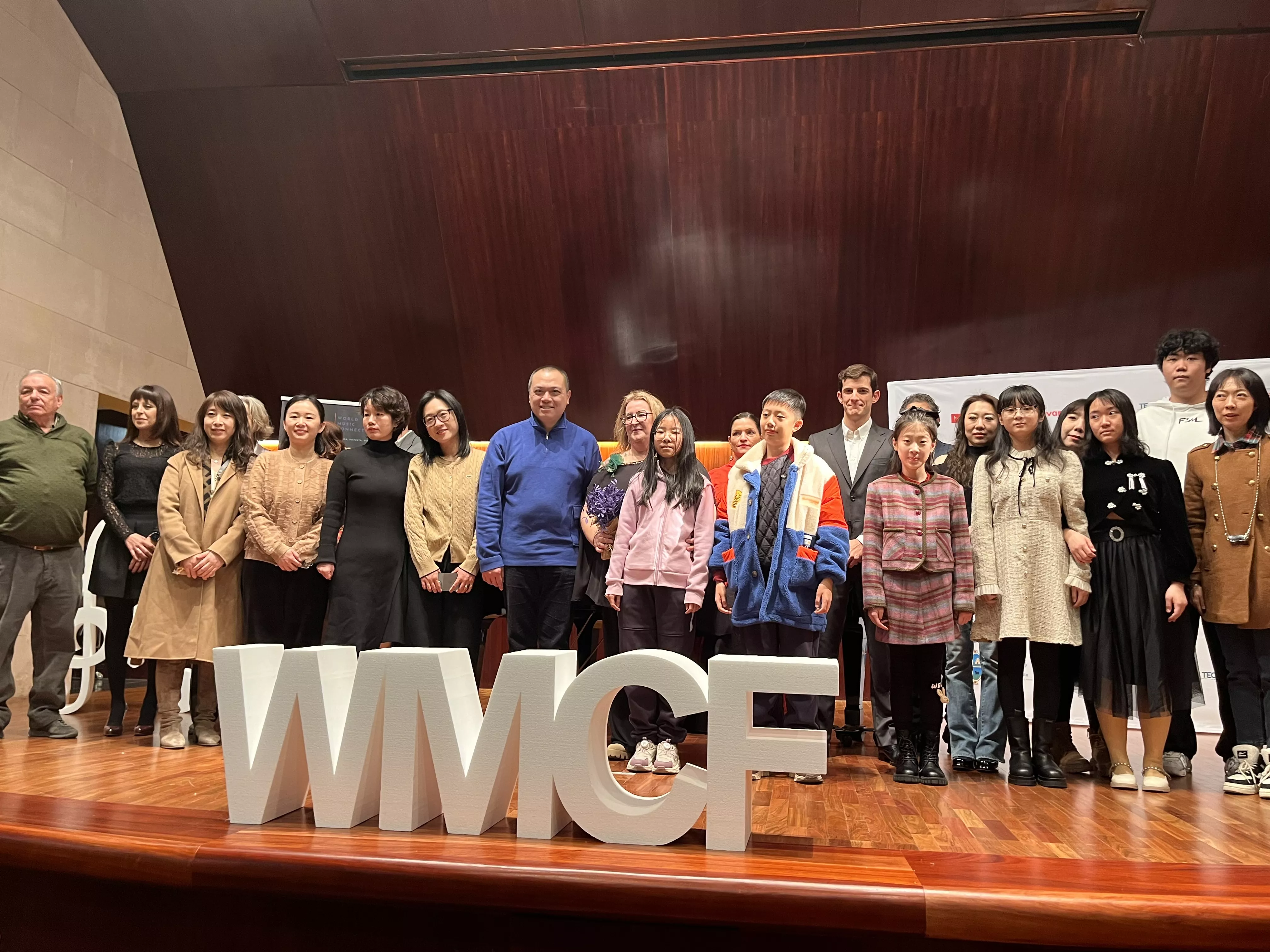 Foto de familia del World Music Connecti-on en Huesca. Foto Mercedes Manterola