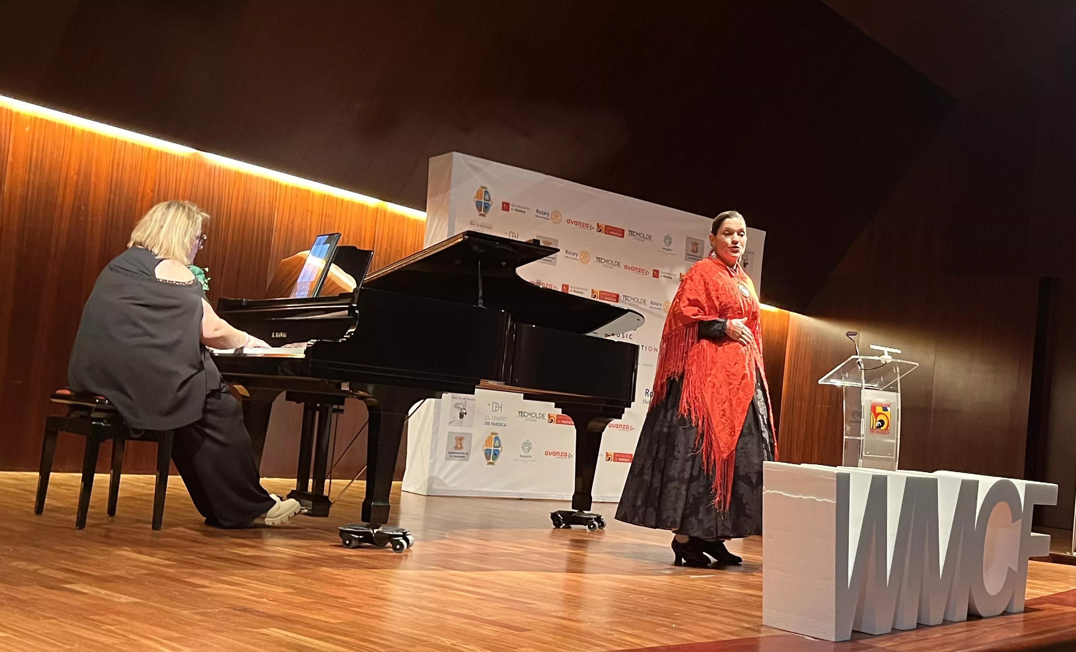 Nati Ballarín y Elena Casaña durante la actuación. Foto Mercedes Manterola