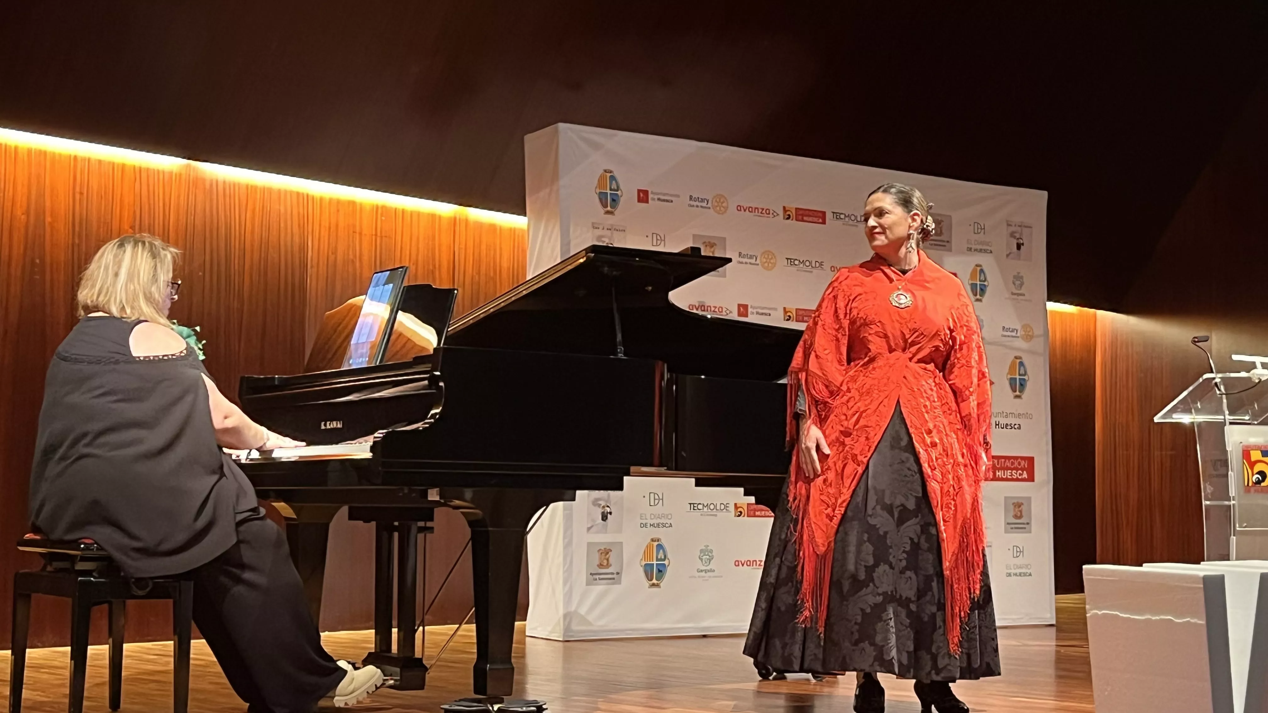 Elena Casaña, acompañada al piano por Nati Ballarín, durante una actuación en la DPH. Foto Mercedes Manterola