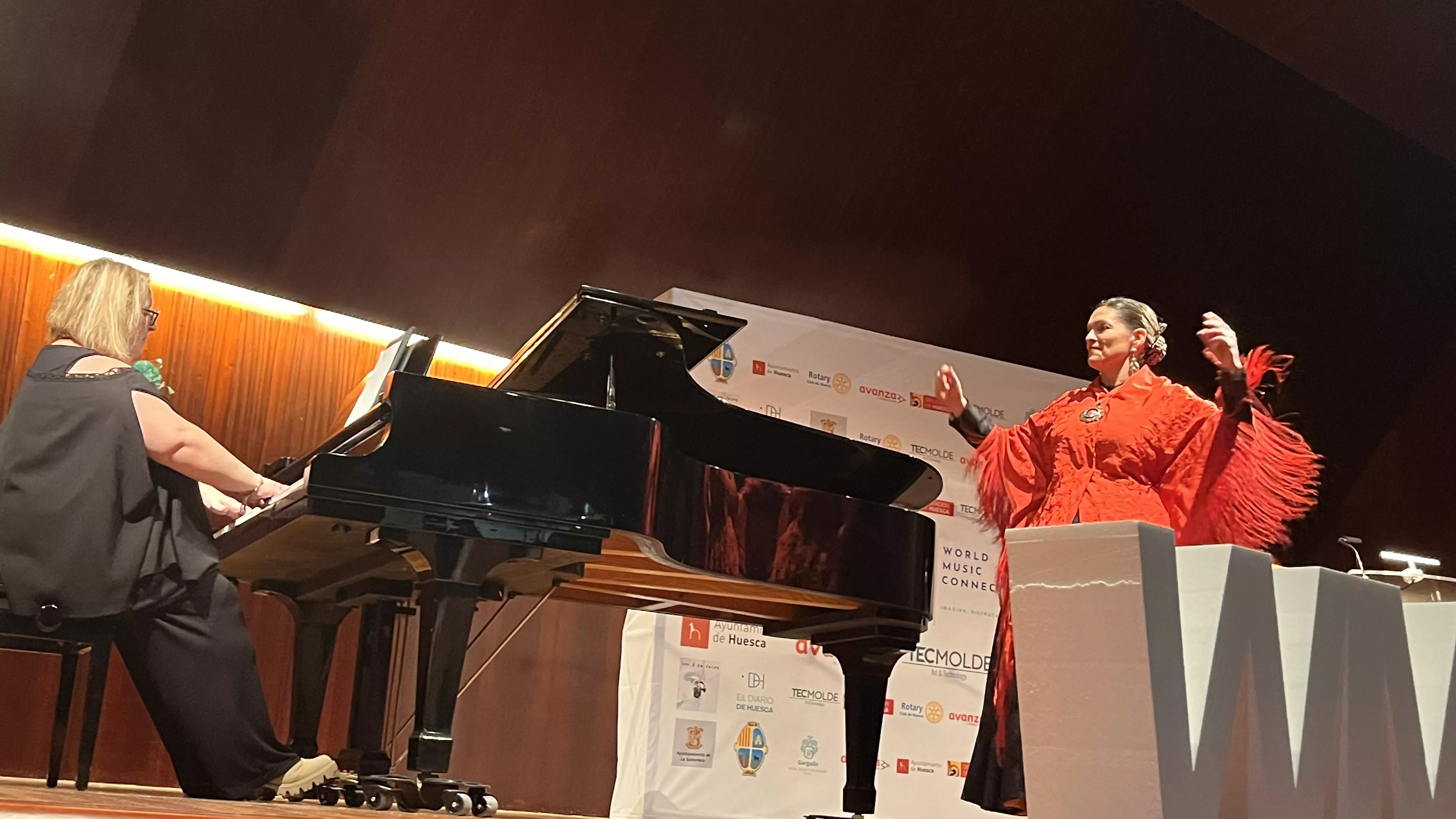 Nati Ballarín y Elena Casaña durante la actuación. Foto Mercedes Manterola