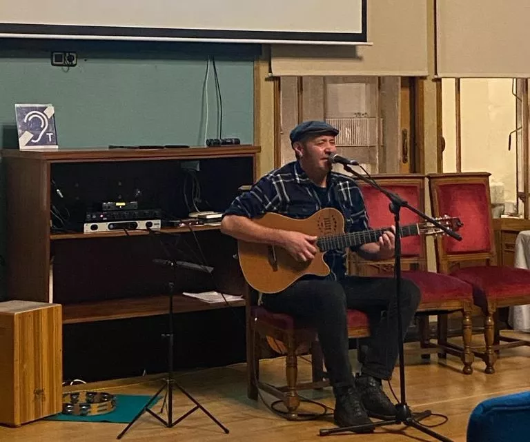 Tritón Jiménez actuando en la presentación del libro de Jasón Zamora.  