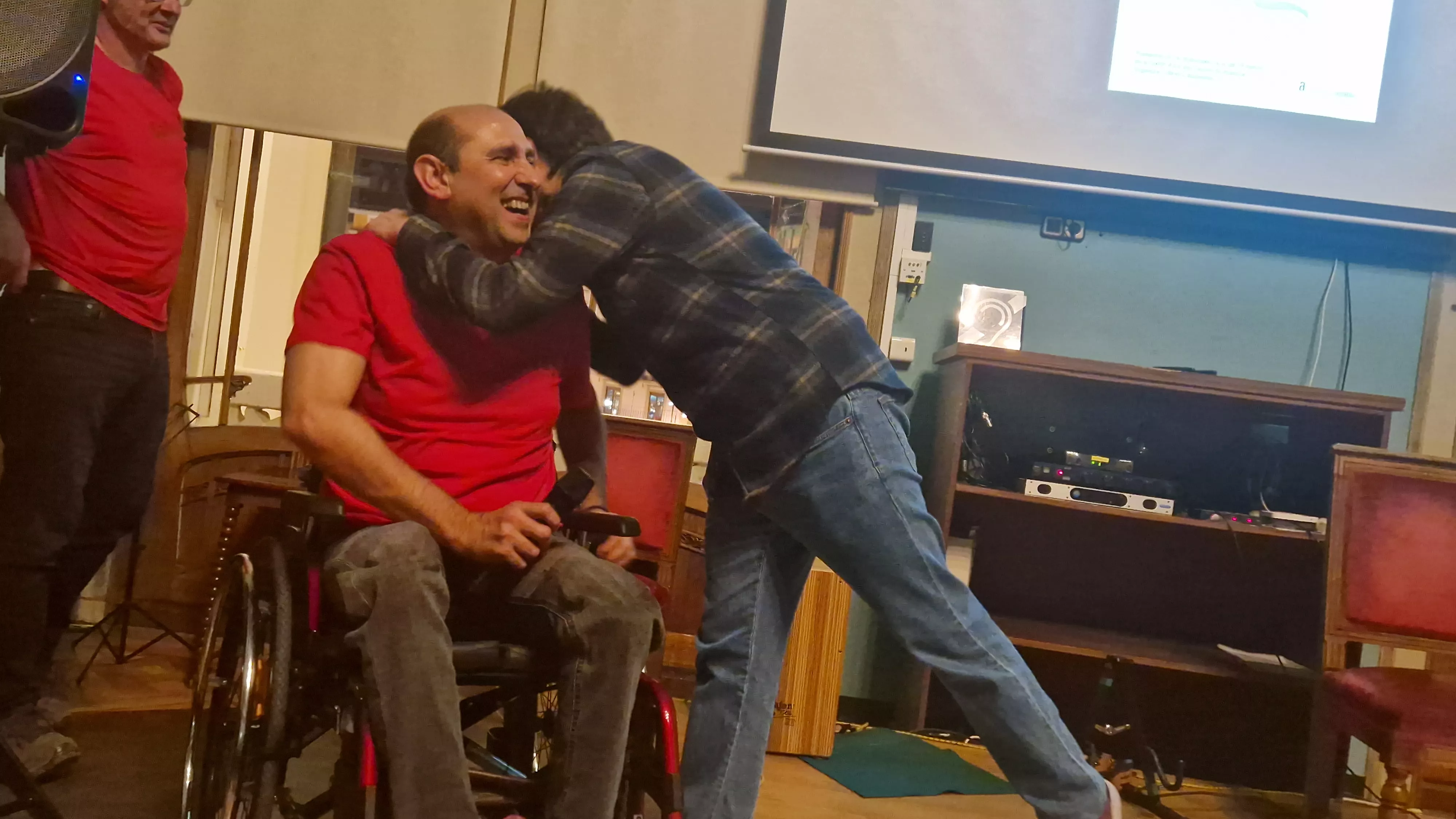 Jasón recibe el abrazo de sus amigos de The Muddy Flumen al acabar el acto. Foto Myriam Martínez