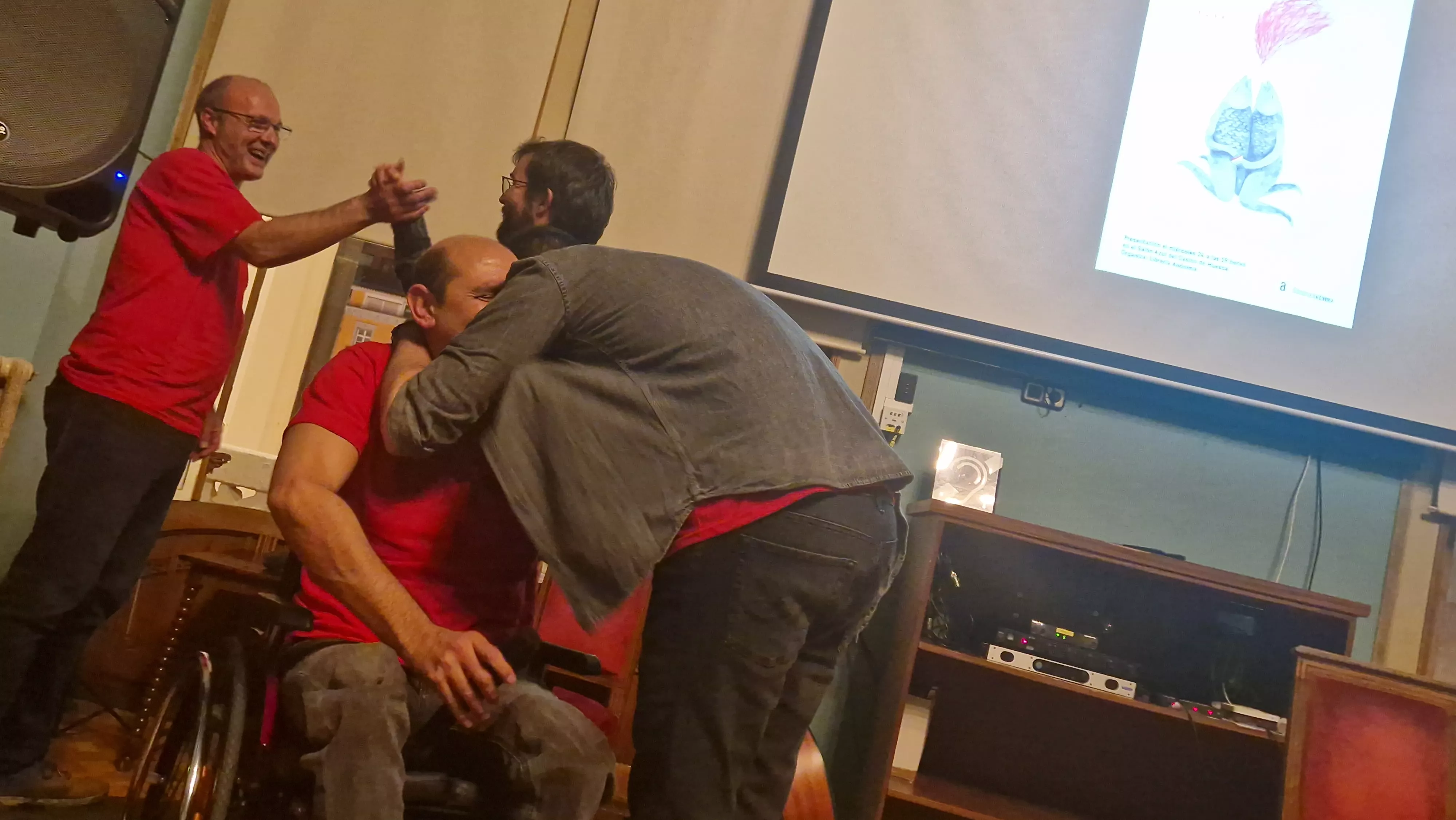 Jasón recibe el abrazo de sus amigos de The Muddy Flumen. Foto Myriam Martínez