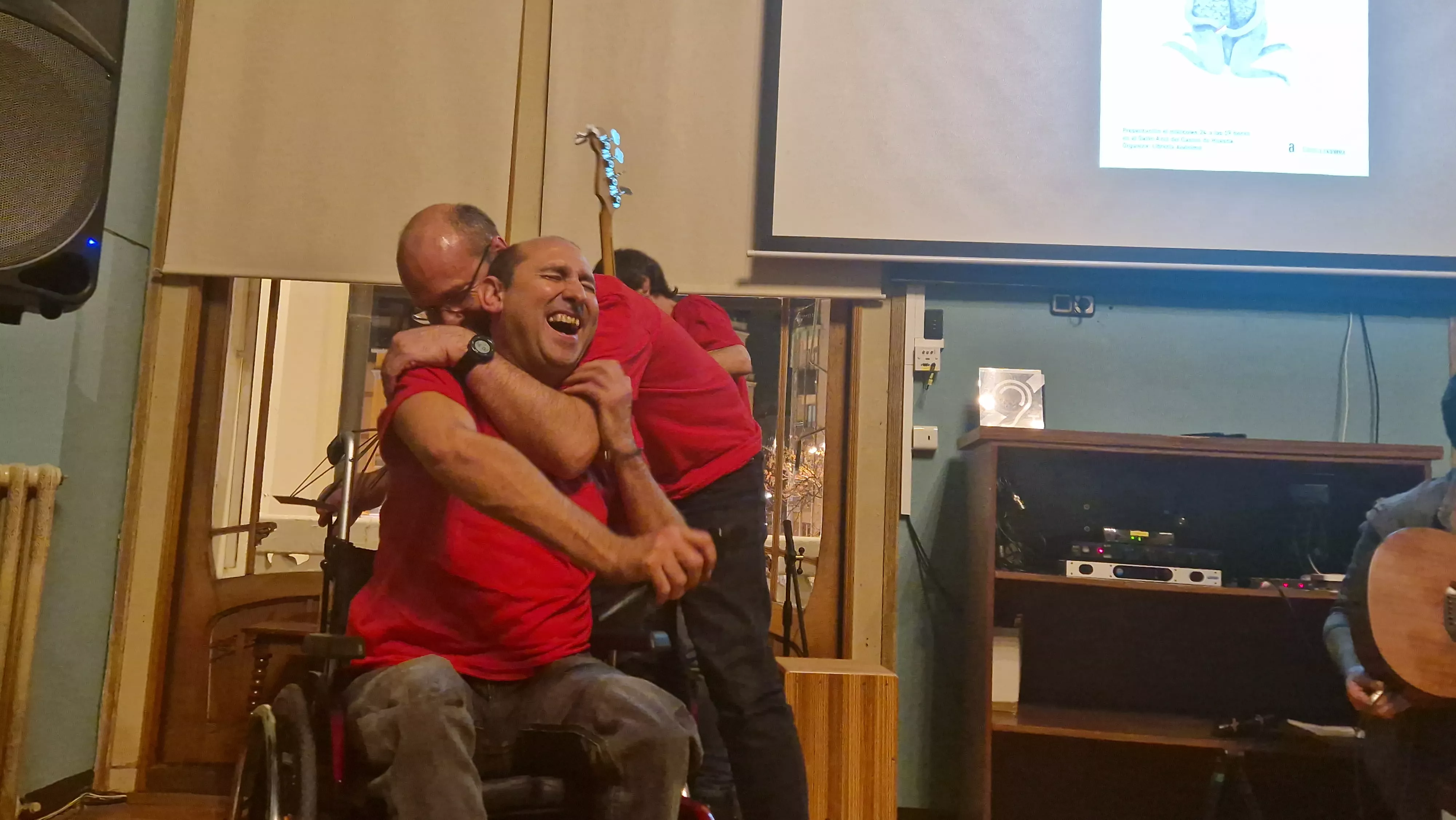 Jasón recibe el abrazo de sus amigos de The Muddy Flumen. Foto Myriam Martínez