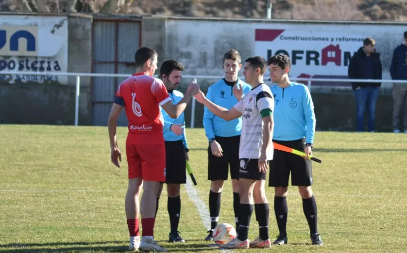 Momento del saludo inicial entre los árbitros y los capitanes de Lanaja y Bolea. Foto: Instagram Bolea CF