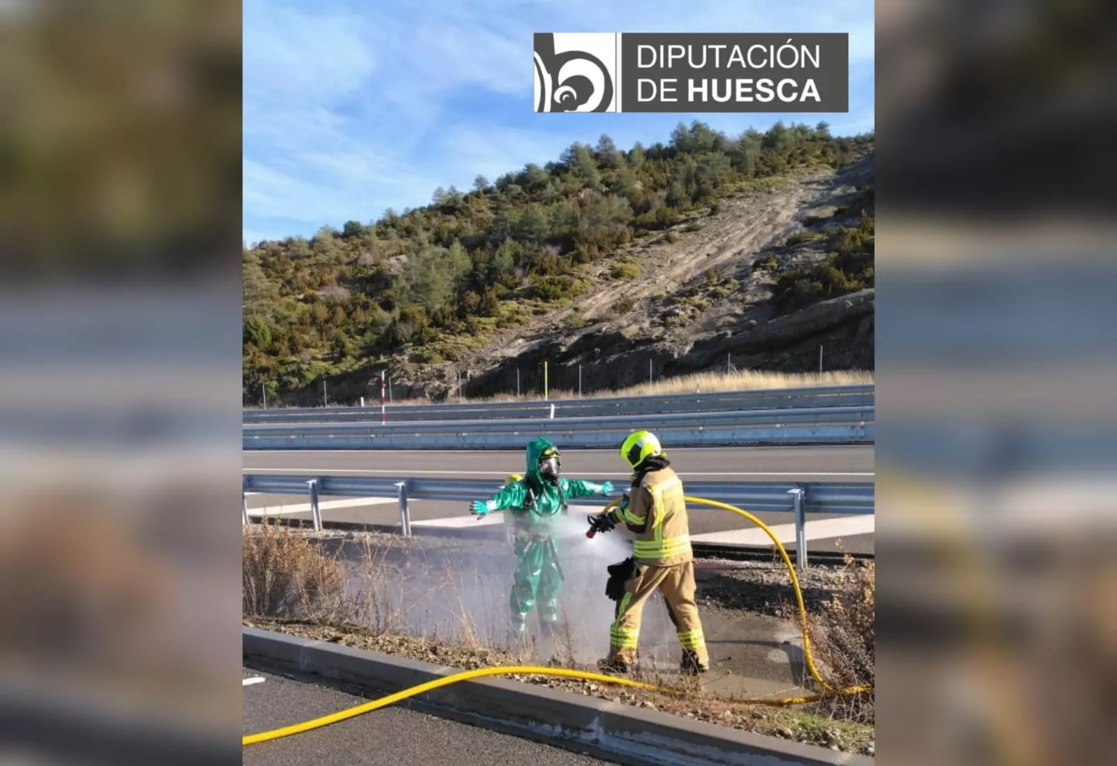 Actuación de los bomberos ante la fuga de un camión con mercancías peligrosas.